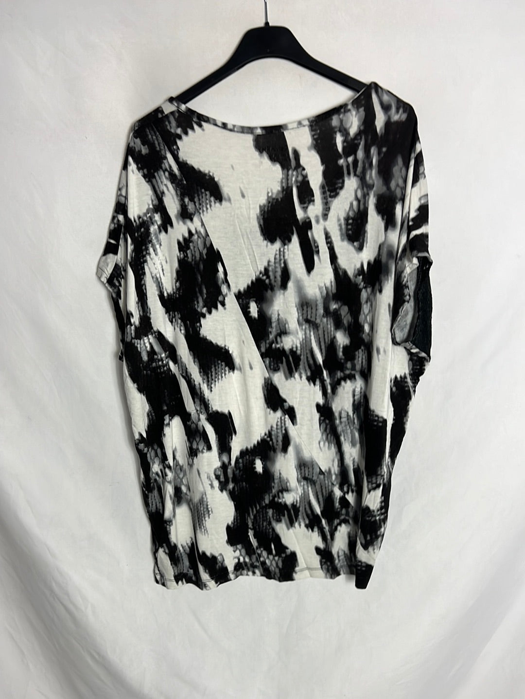 CALVIN KLEIN. Camiseta doble textura estampada. T S