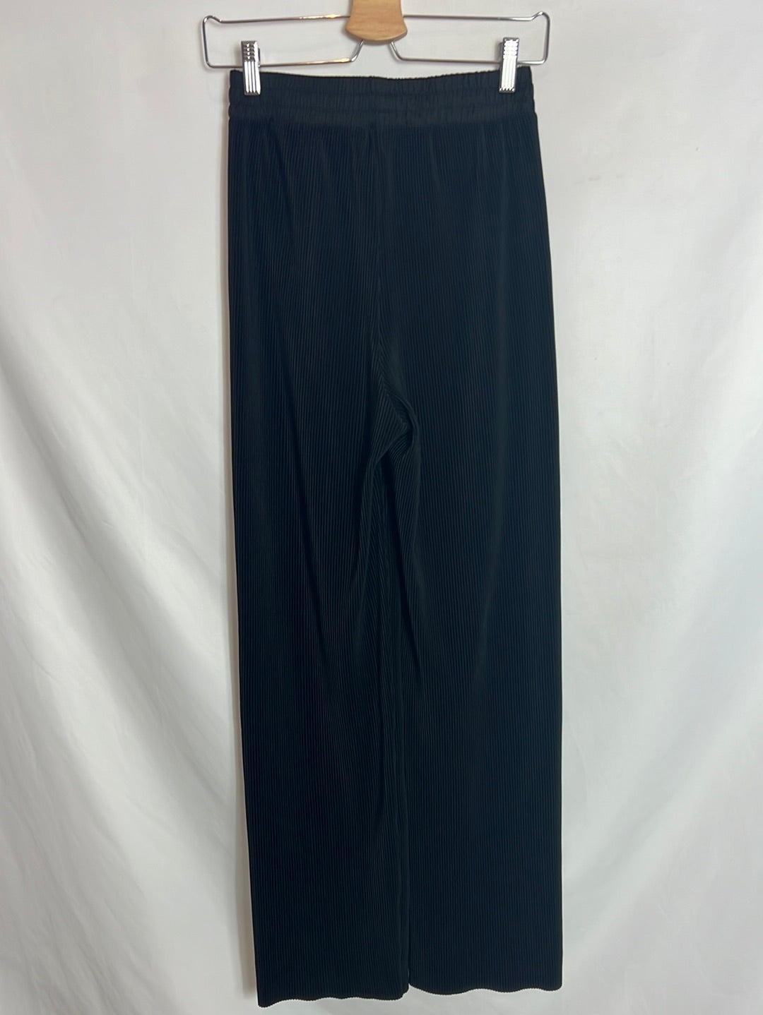 MANGO. Pantalón plisado negro. T XS