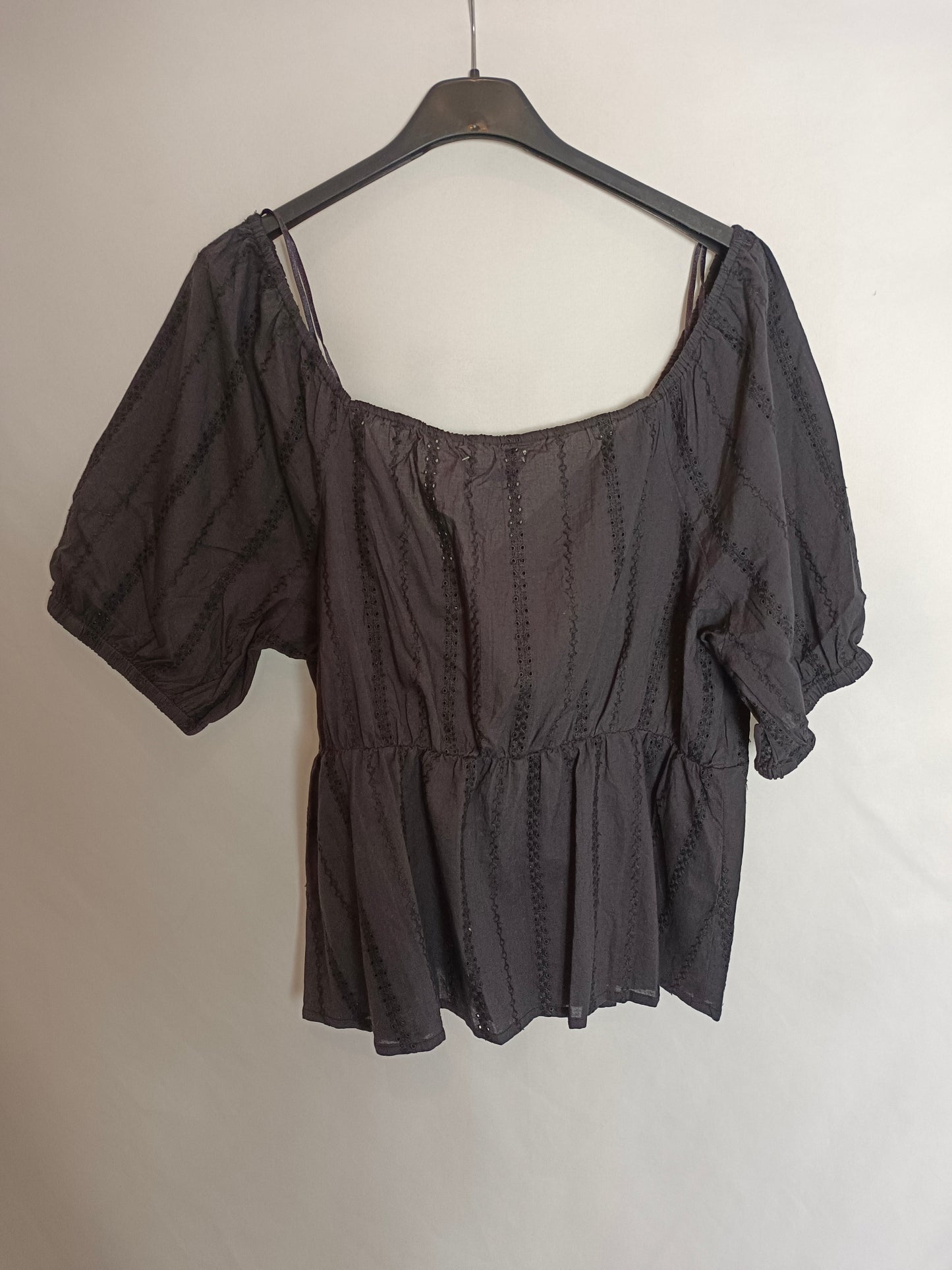 VIOLETA BY MANGO. Black die-cut top TM