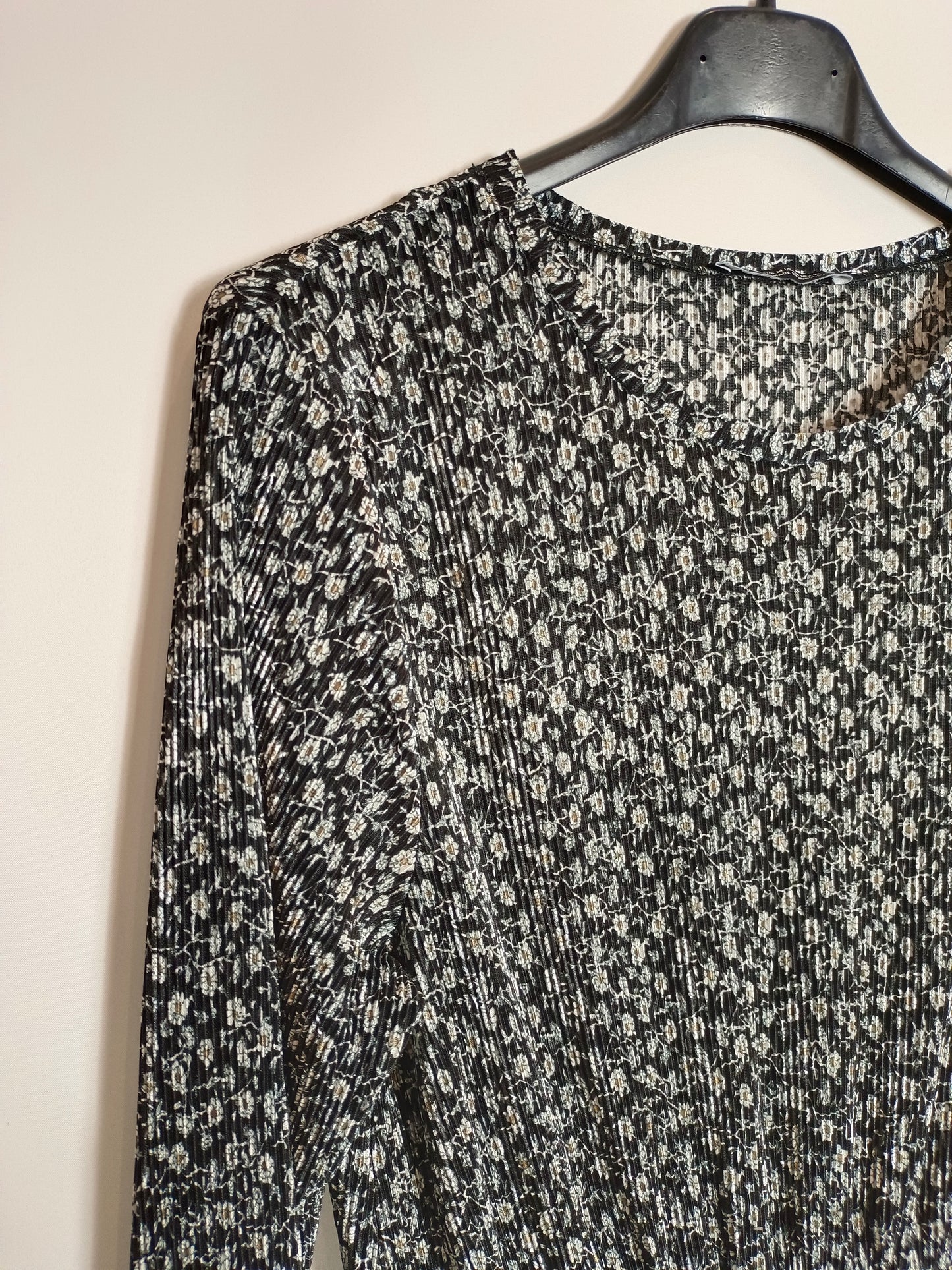 ZARA. Vestido negro plisado flores T.m