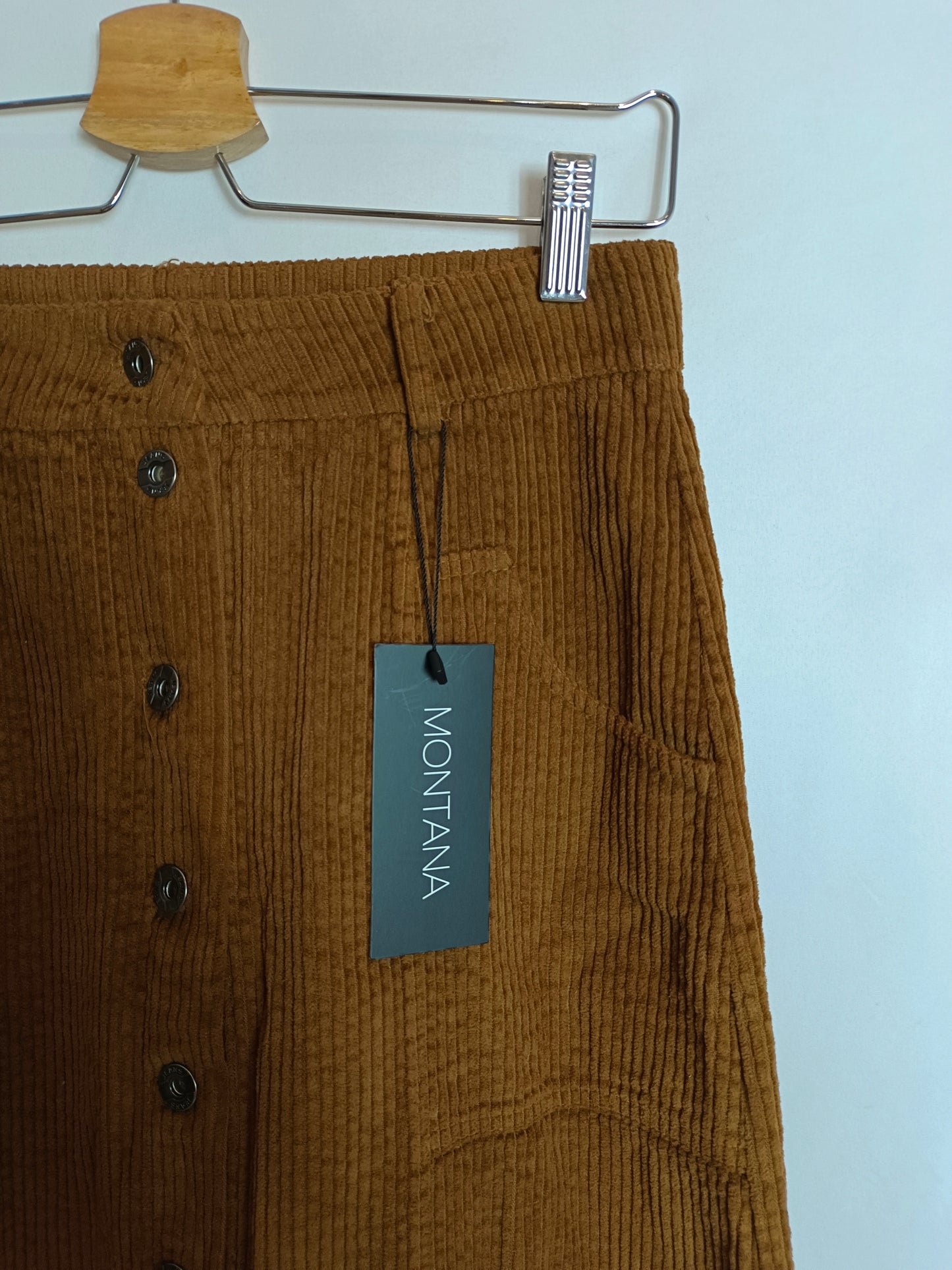 MONTANA. falda abotonada pana T.s