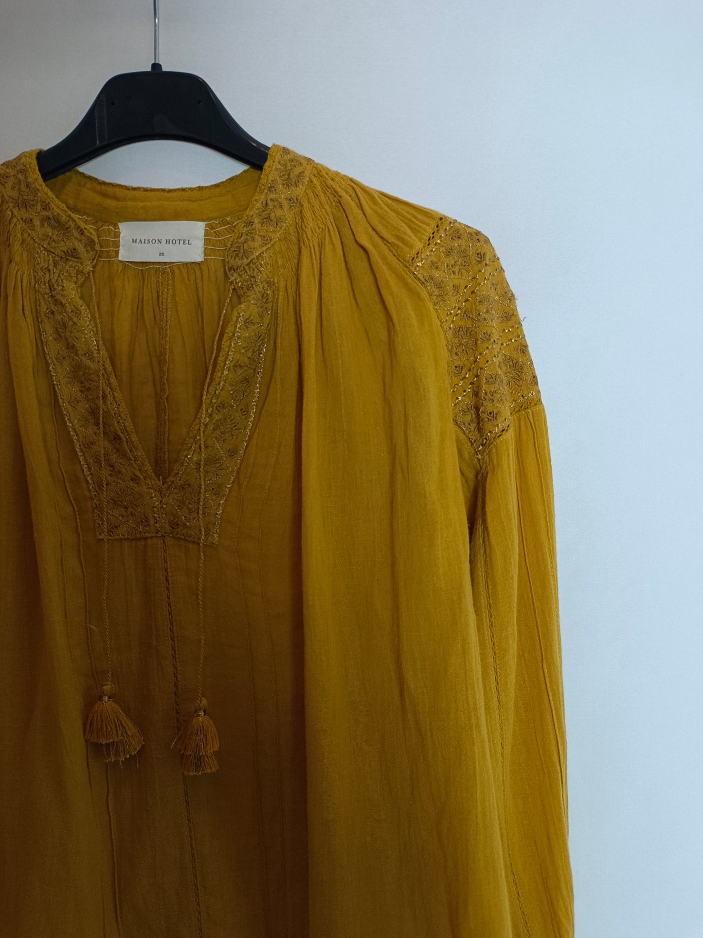 MAISON HOTEL. Blusa mostaza bordada T.xs