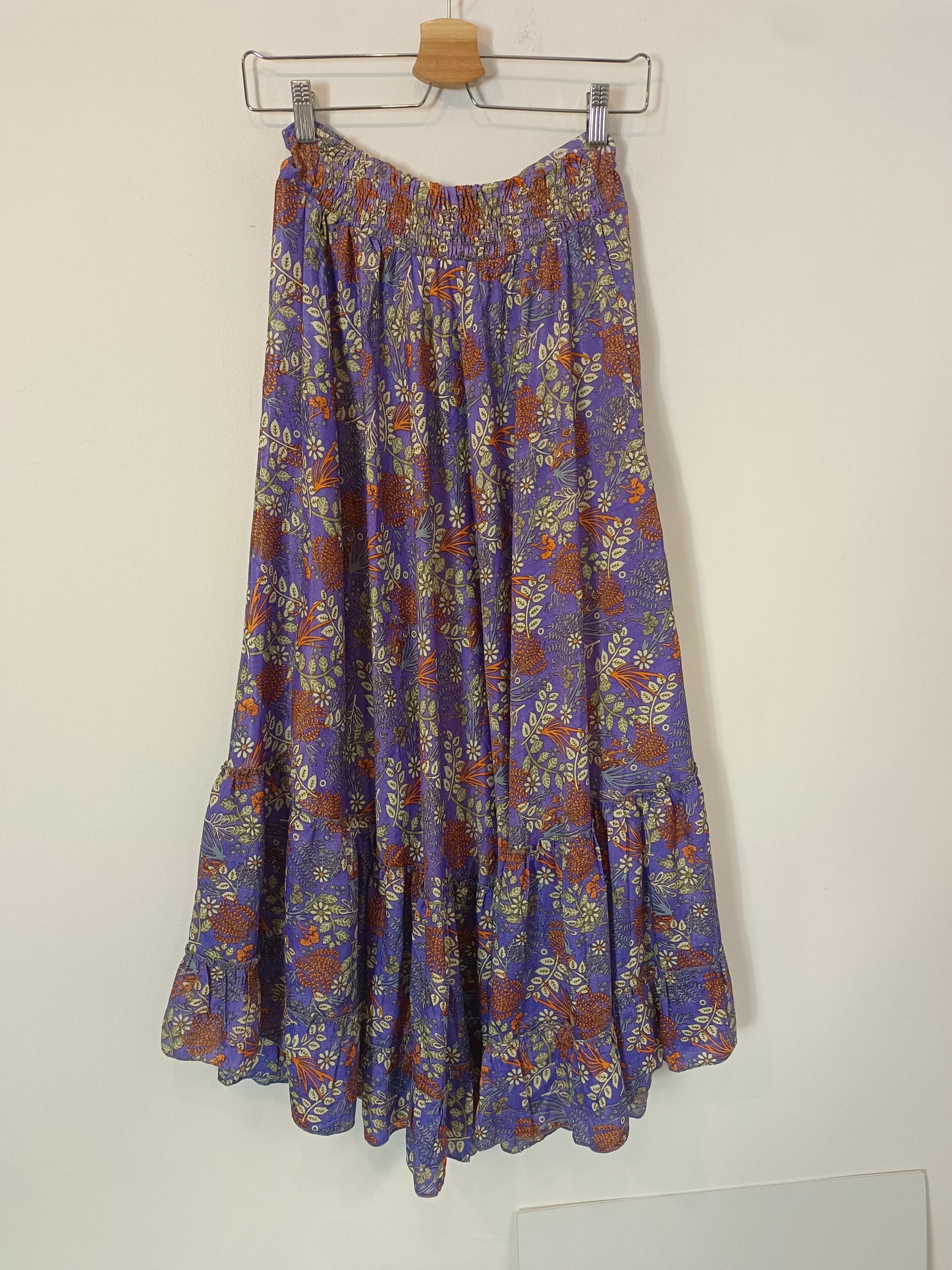 OTRAS. falda larga morada flores con seda Tu(s)