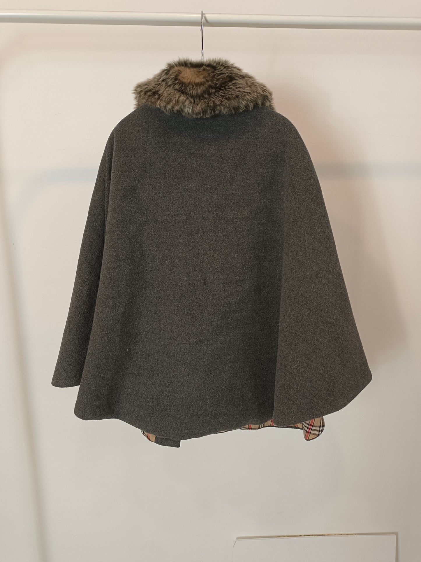 BBZ CREACIONES. Capa gris cuello pelo TU(7-8 años)