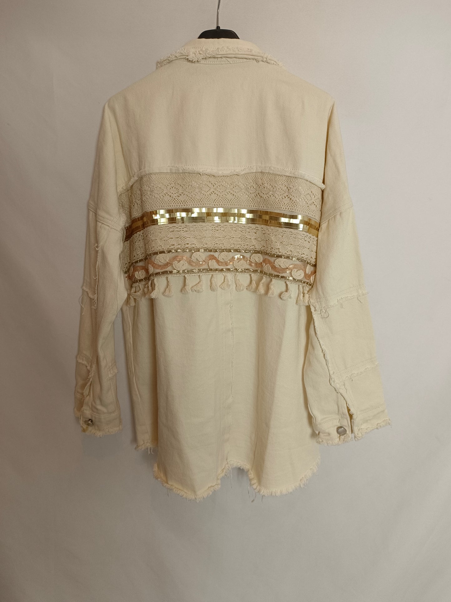 OTRAS. Chaqueta beige detalles T.m