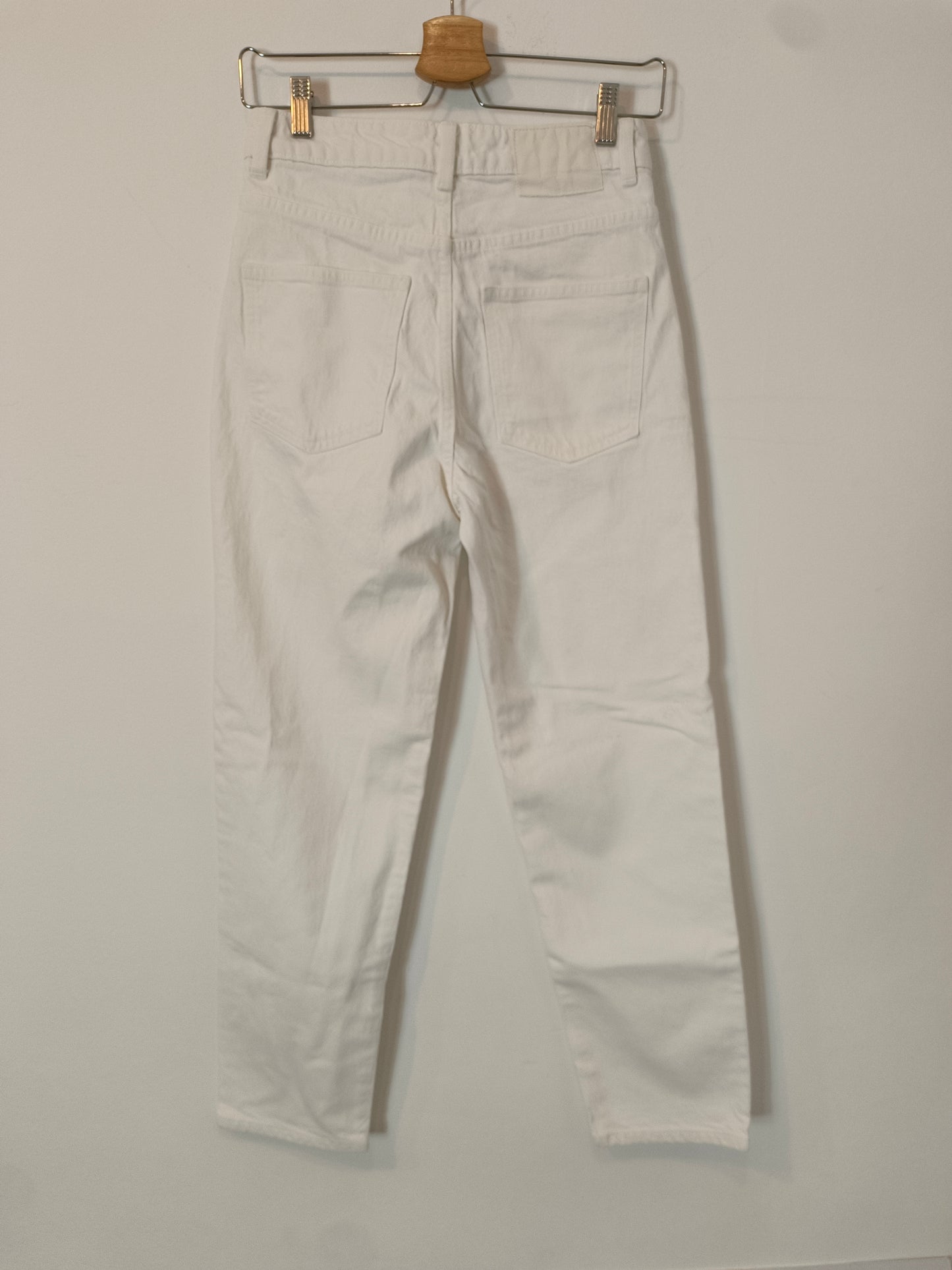 ZARA. Pantalón blanco denim T.36
