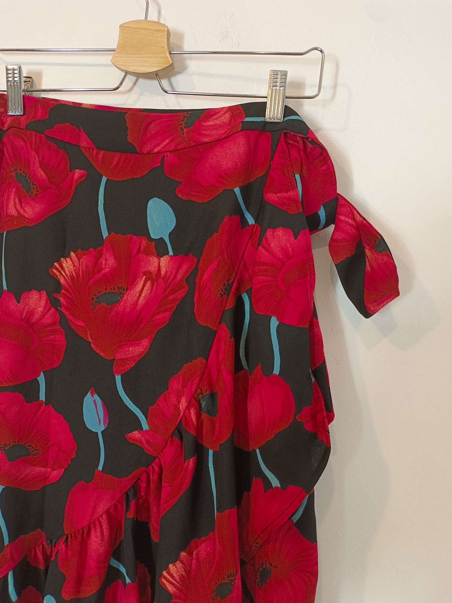 H&M. Black floral midi skirt T.38