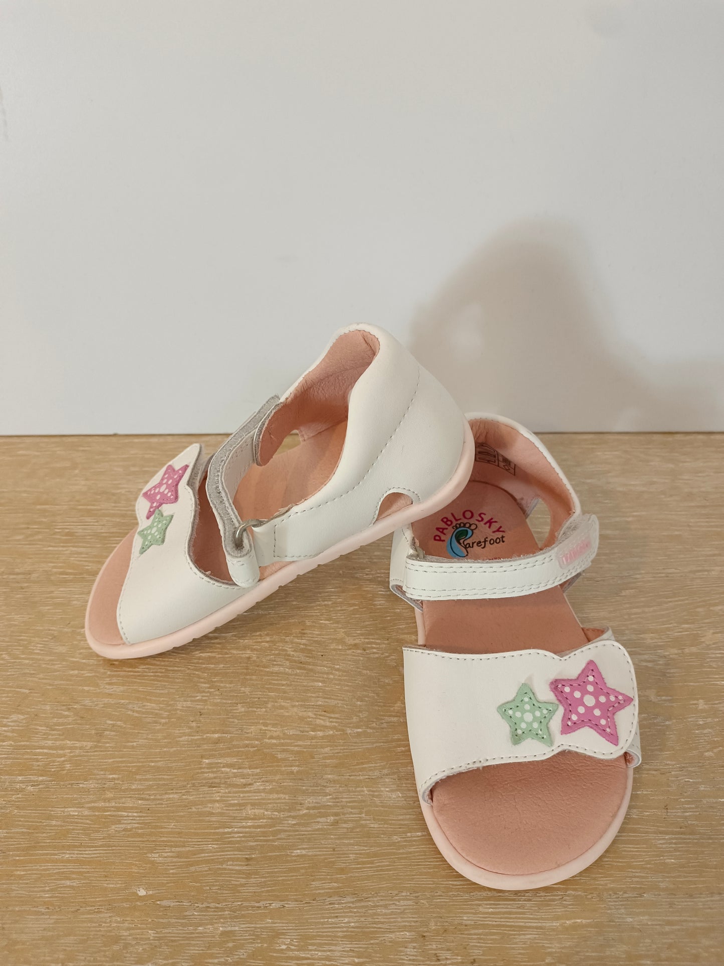 PABLOSKY. sandalias blancas piel T.23