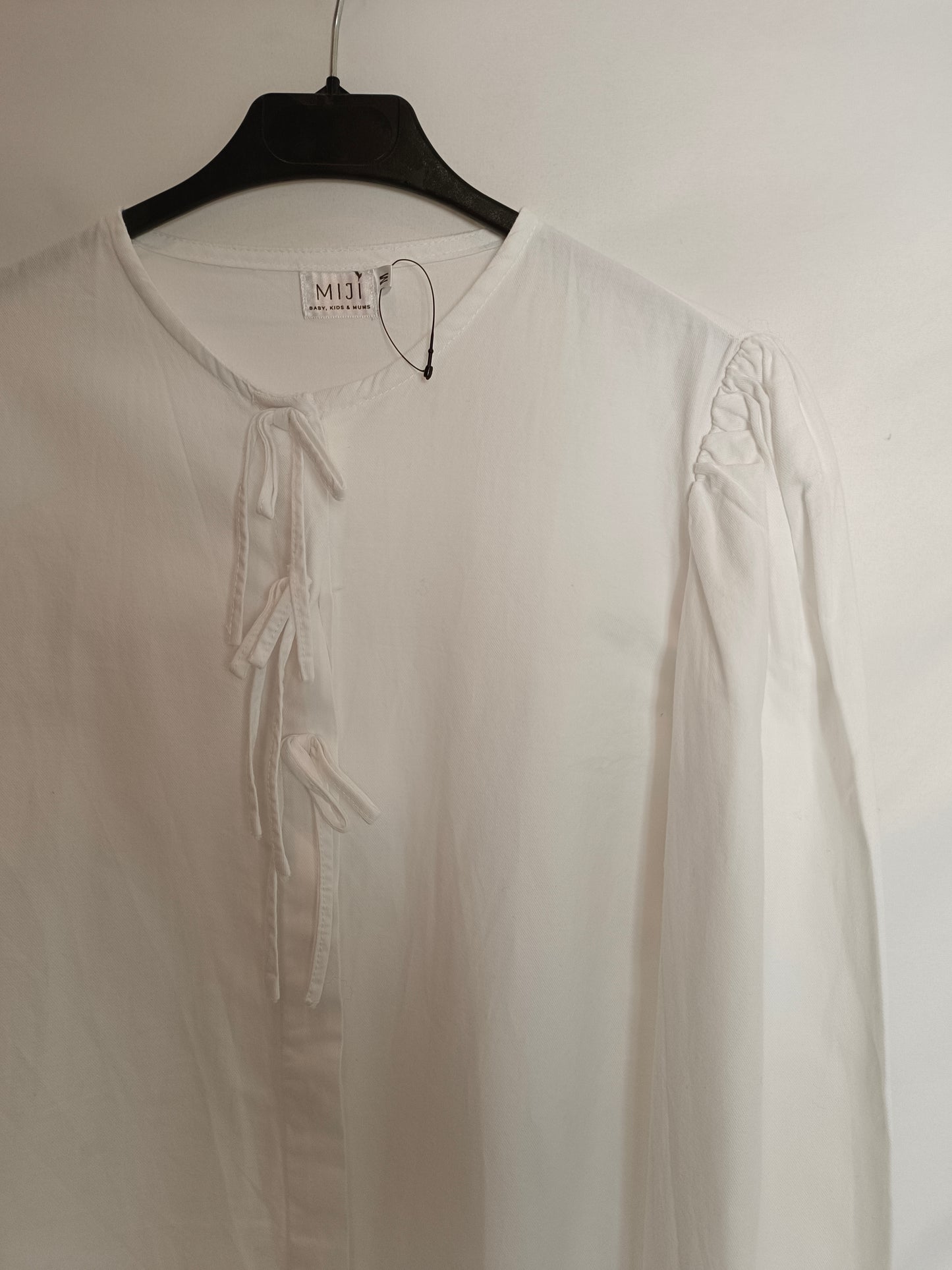 MIJI. Blusa blanca lazada T.m