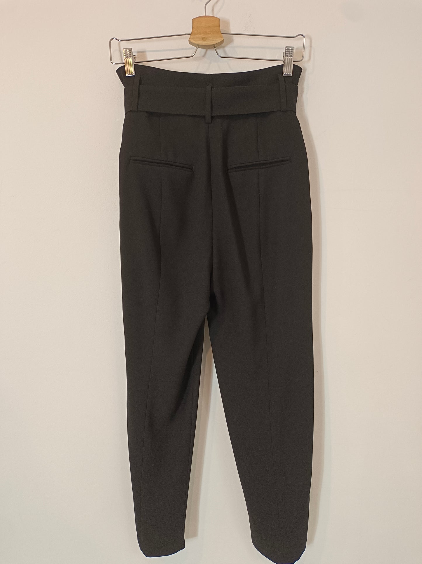 ZARA. Pantalón negro cinturón T.m