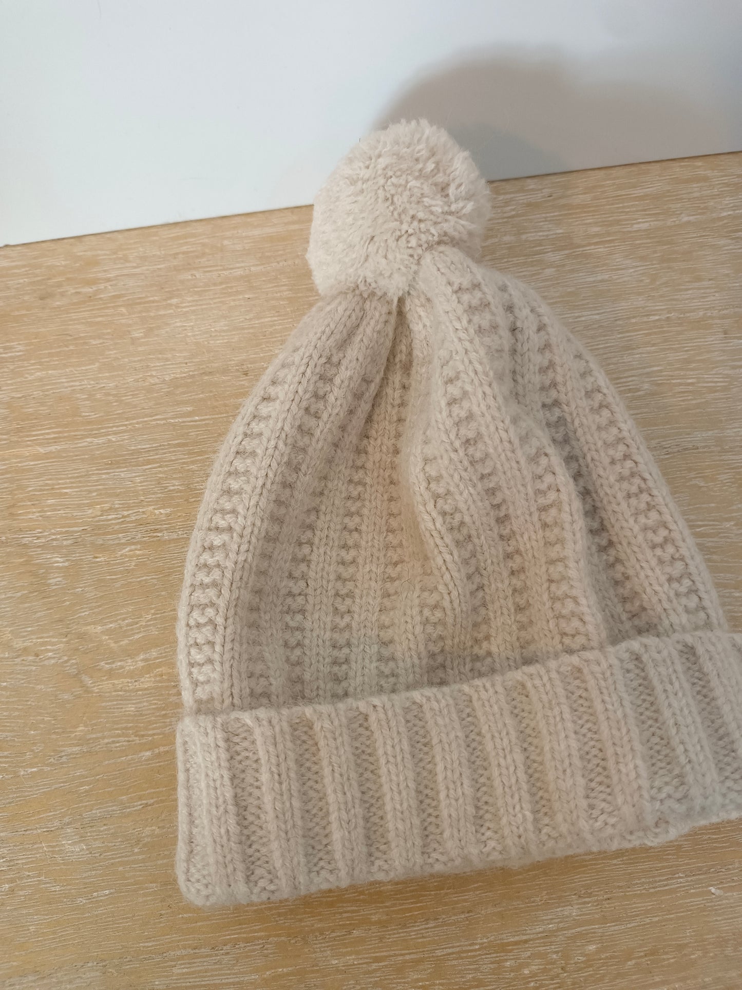 GOCCO. Beige pompom hat