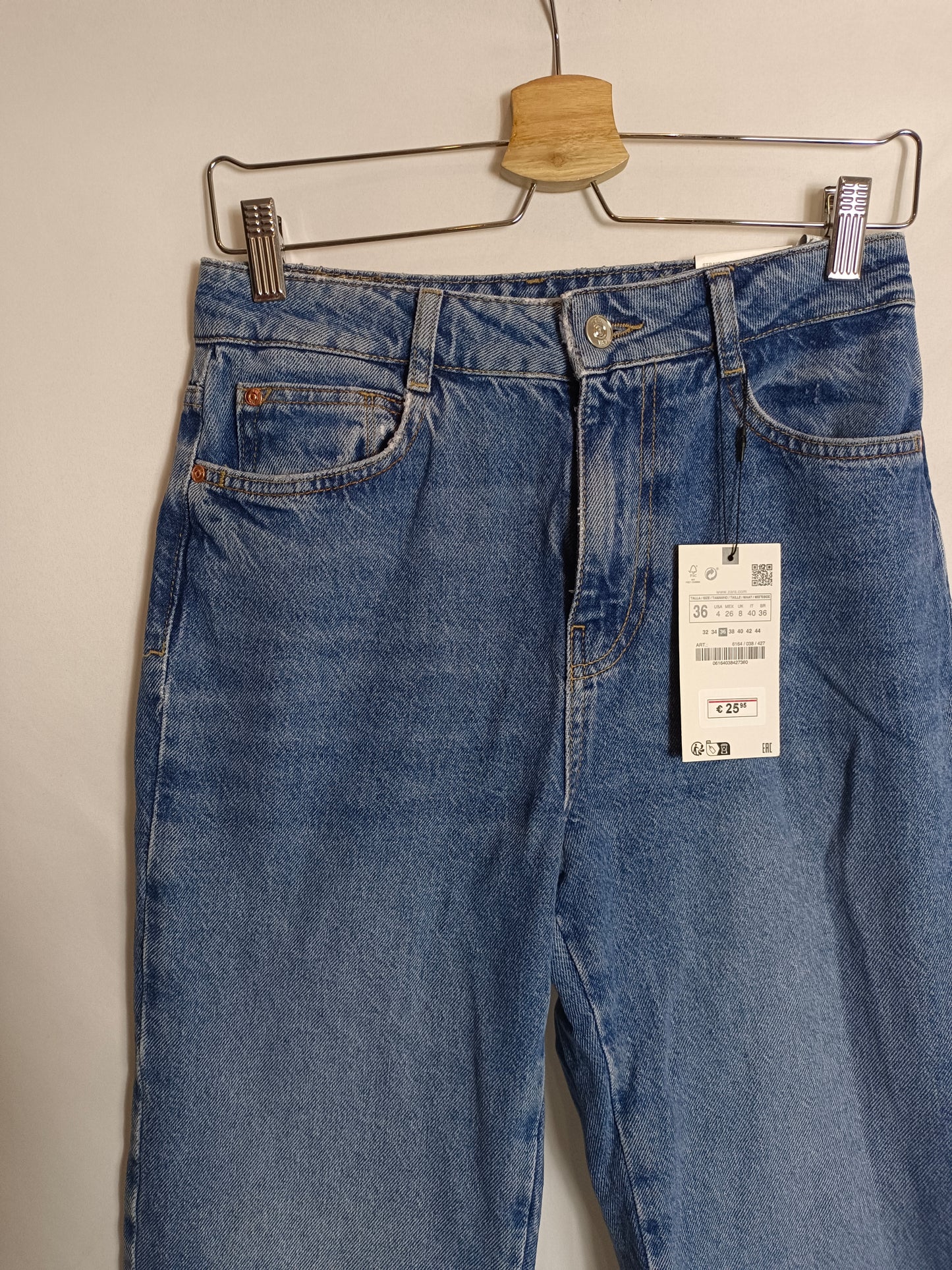 ZARA. Pantalón vaquero recto T.36