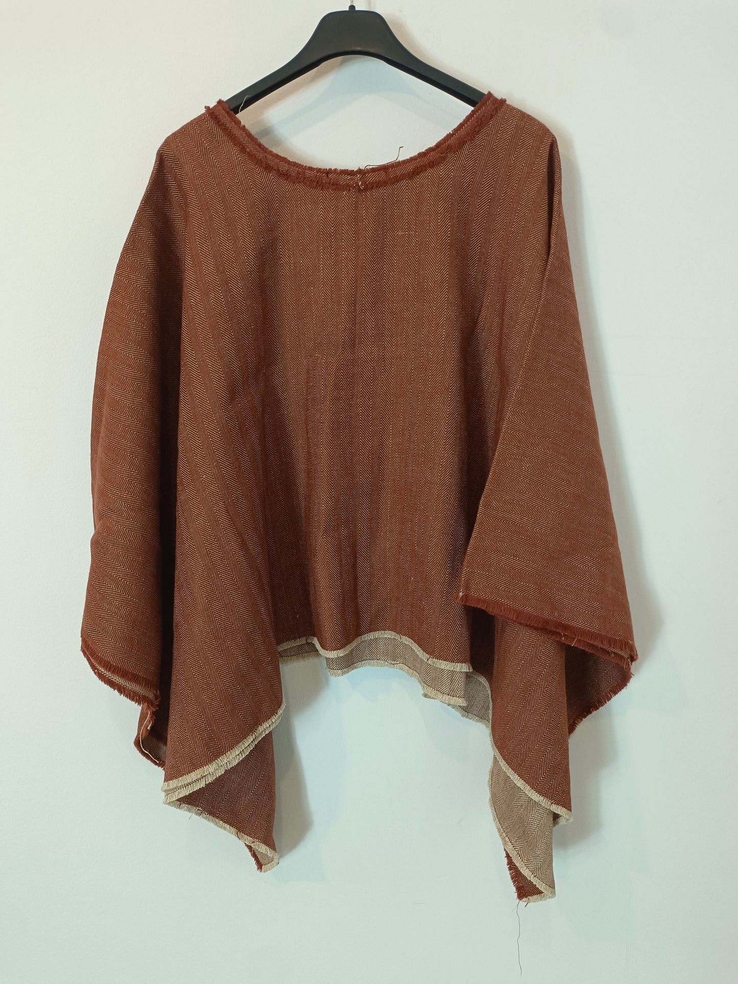HAKEI. Tile-patterned poncho TU