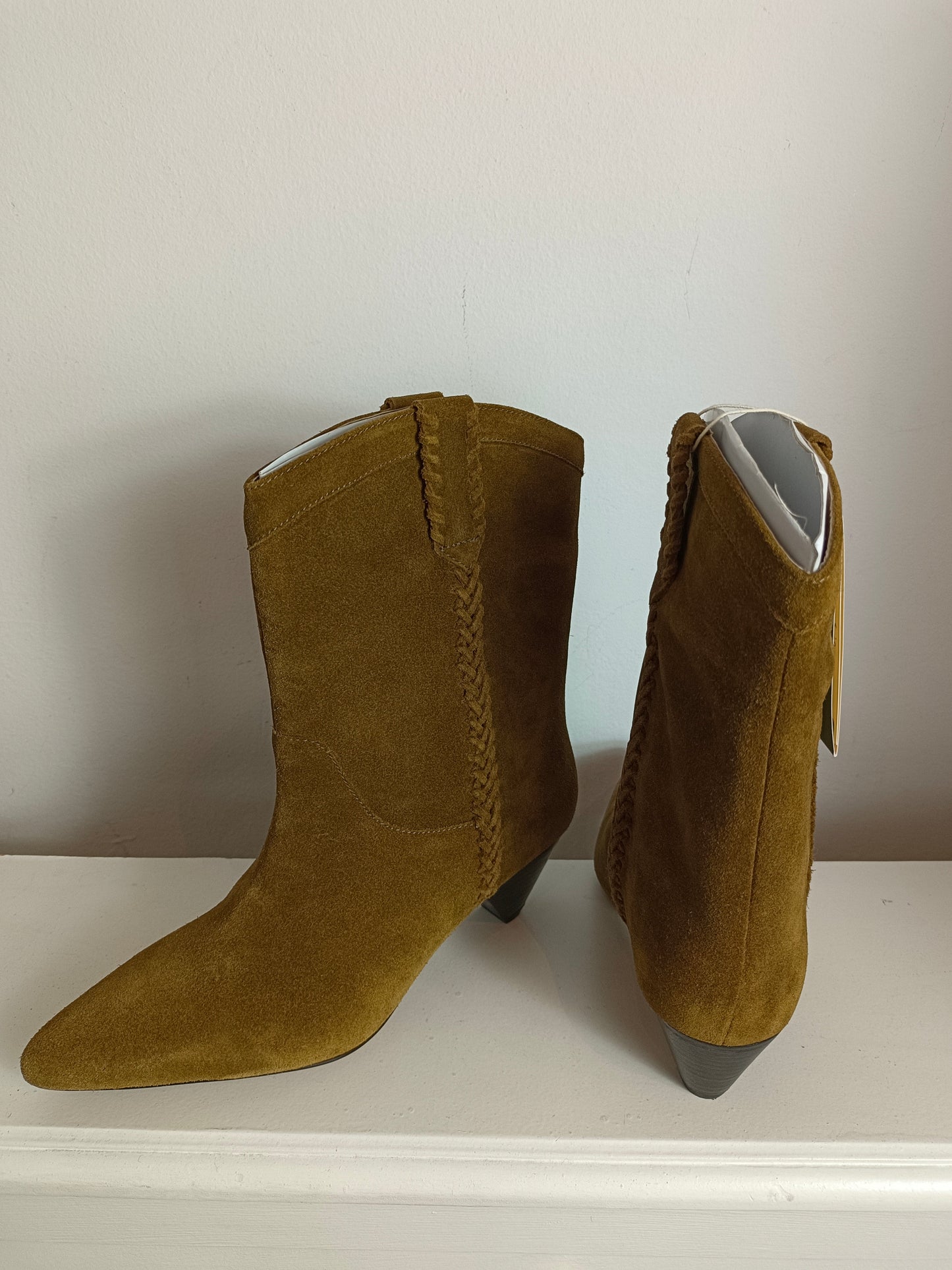 INTROPIA. Botas de piel camel trenza T.38