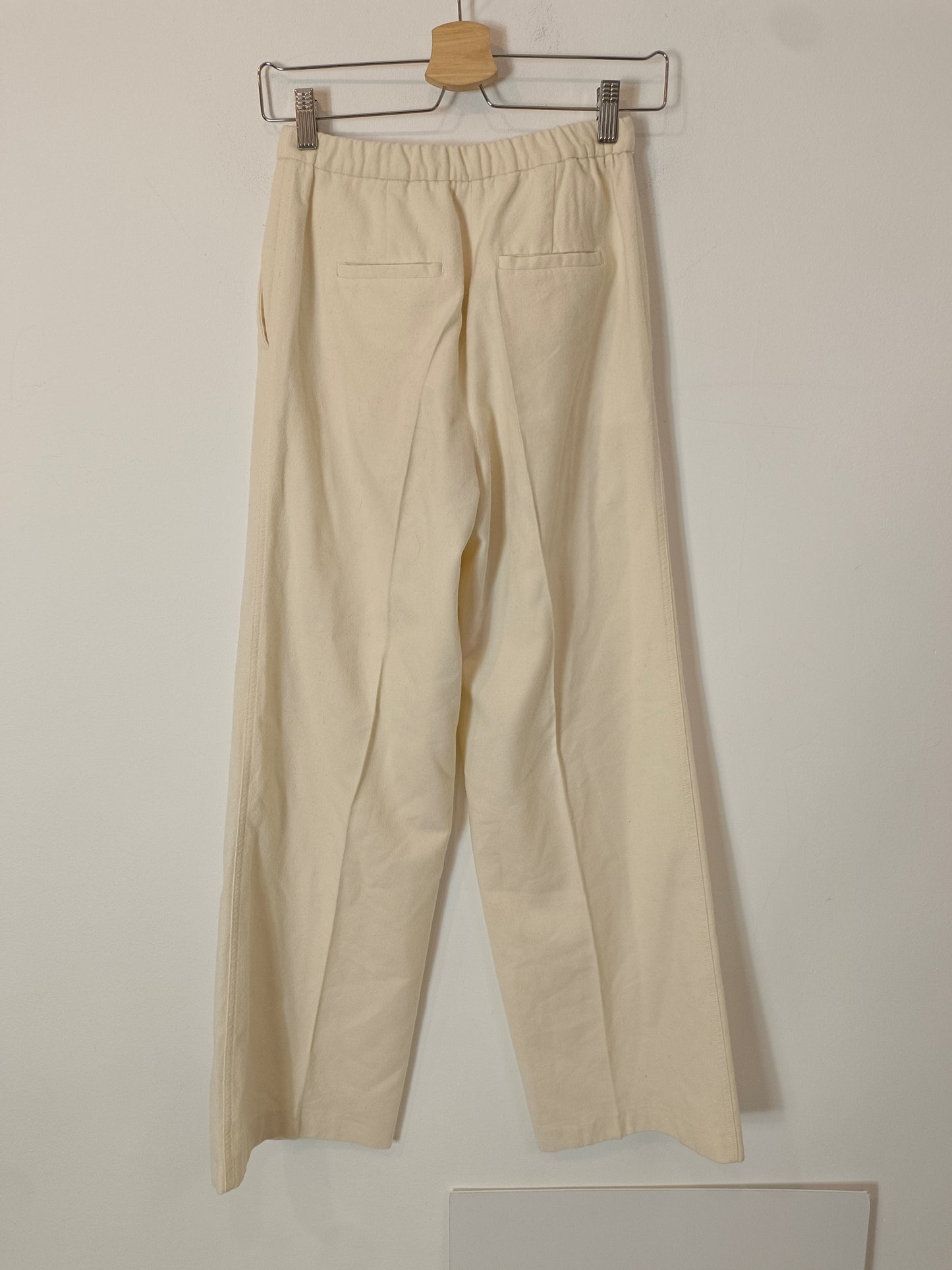 MASSIMO DUTTI. Pantalón pinzas beige crudo