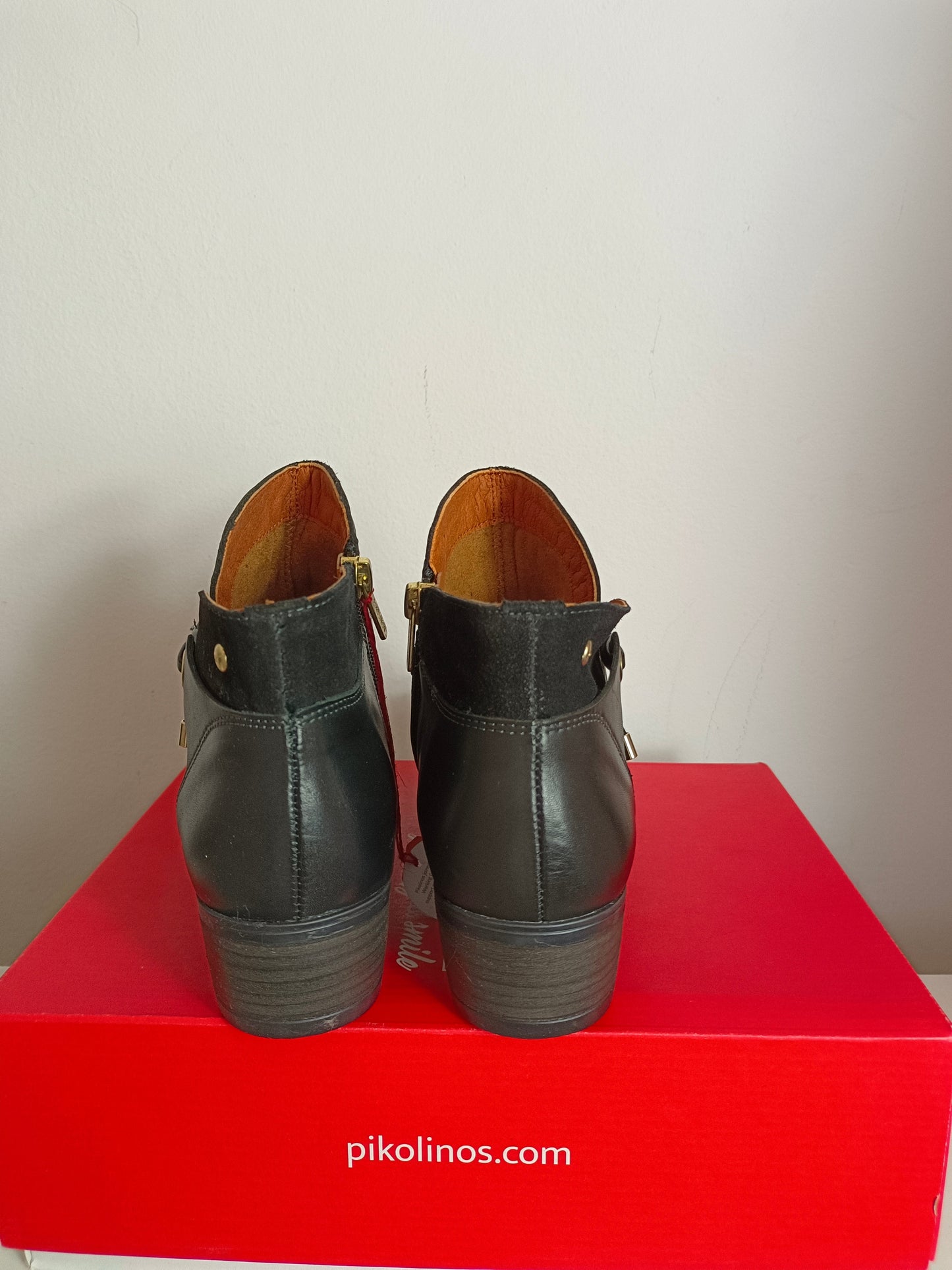 PIKOLINOS. Botines negros hebilla T.38