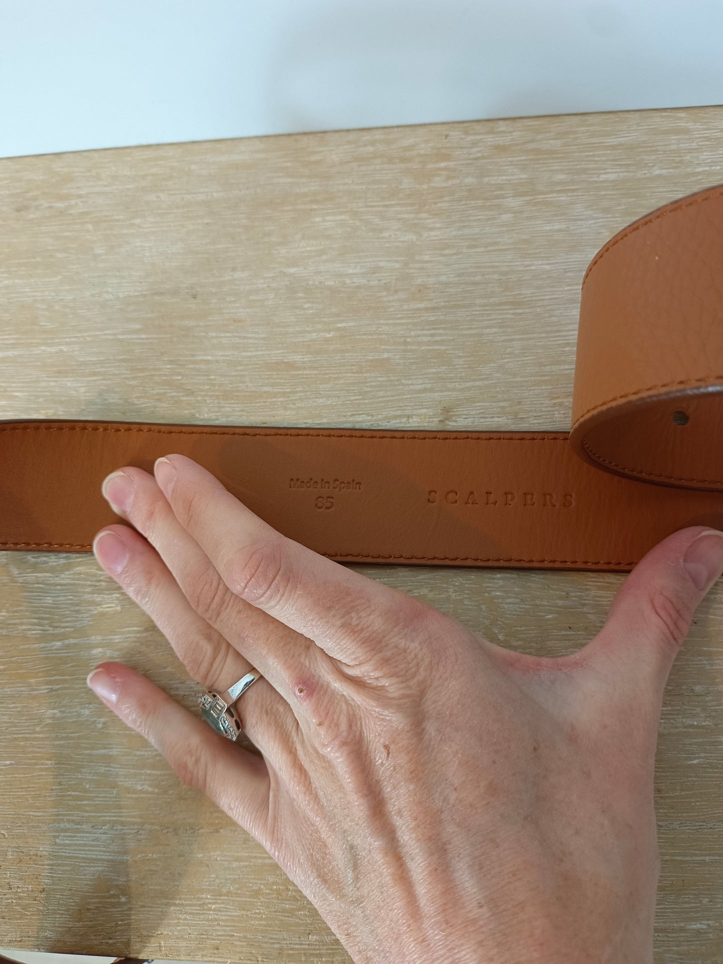 SCALPERS. Camel leather belt, size 85
