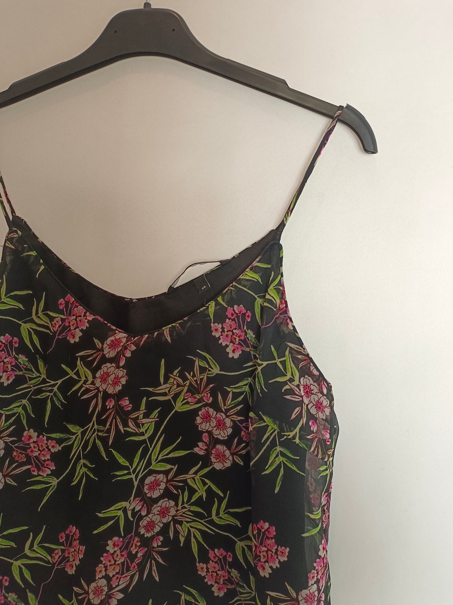 VERO MODA. Top negro flores. T XS