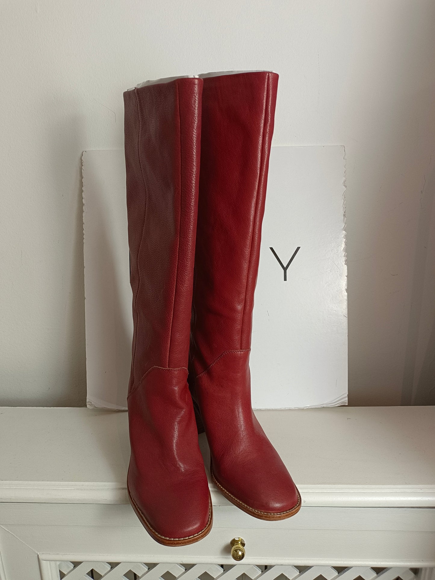 INTROPIA. Botas altas de napa burdeos T.38