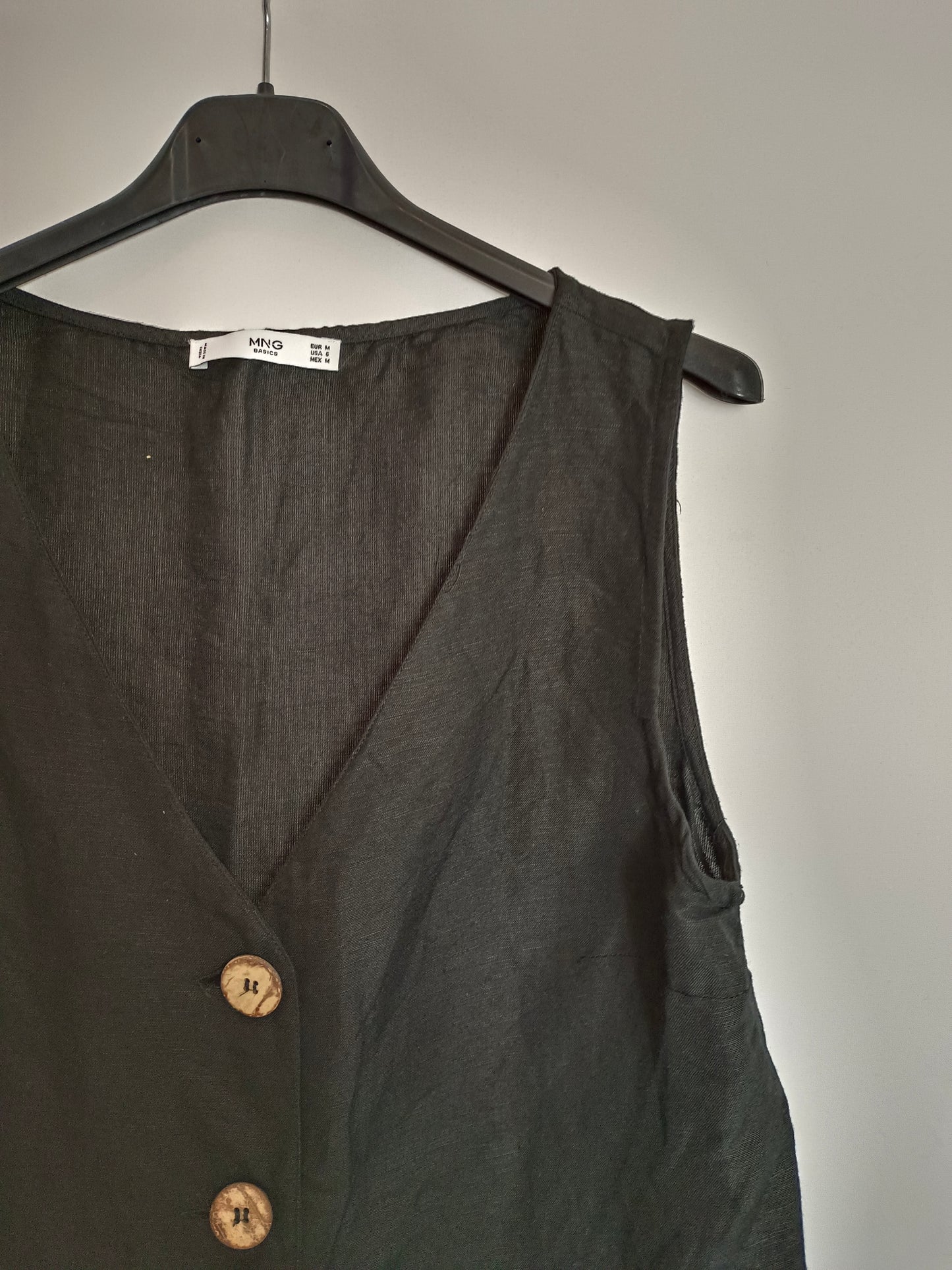 MANGO. Top negro abotonado T.m