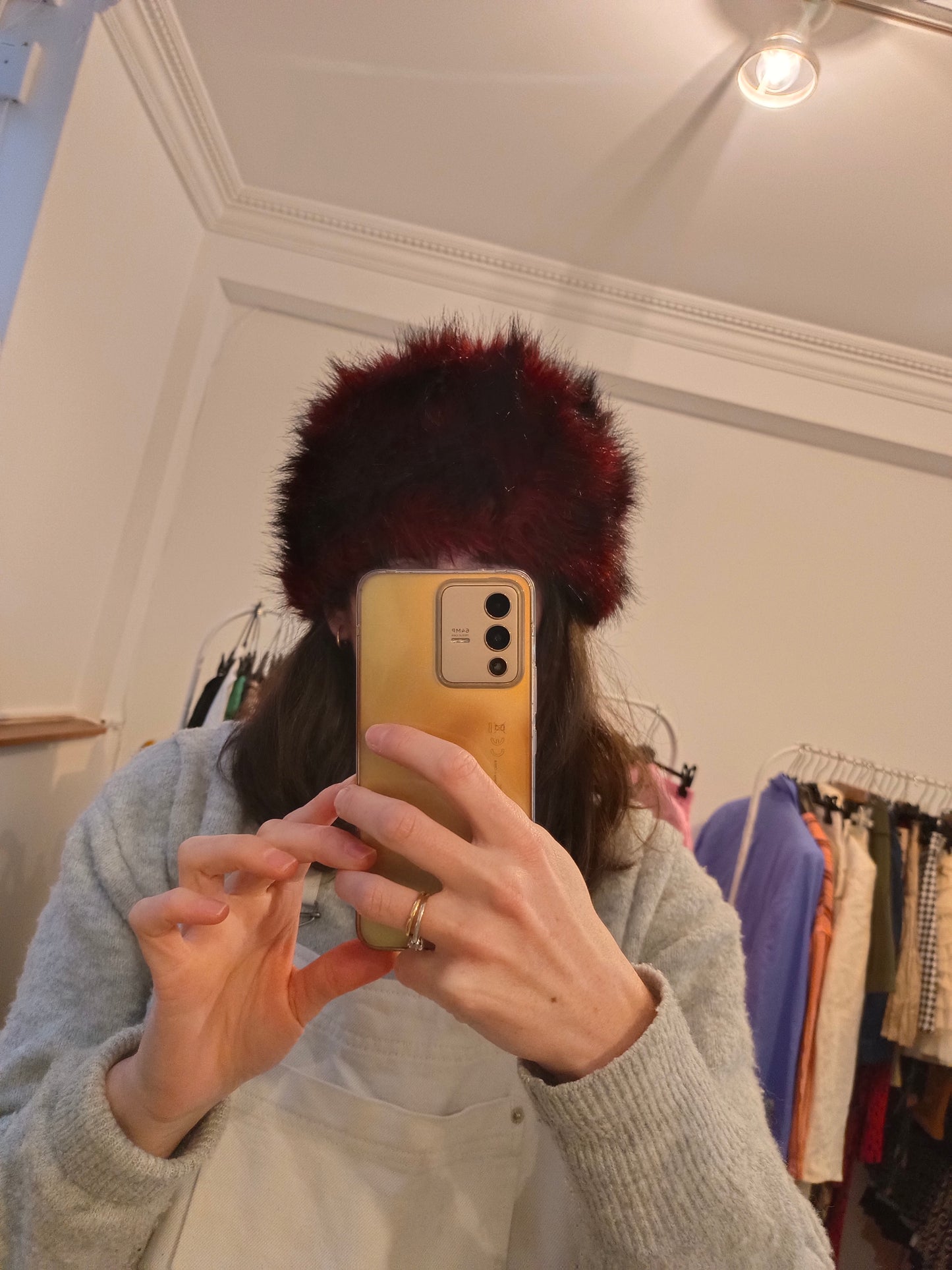 OTRAS. Gorro pelo burdeos y negro