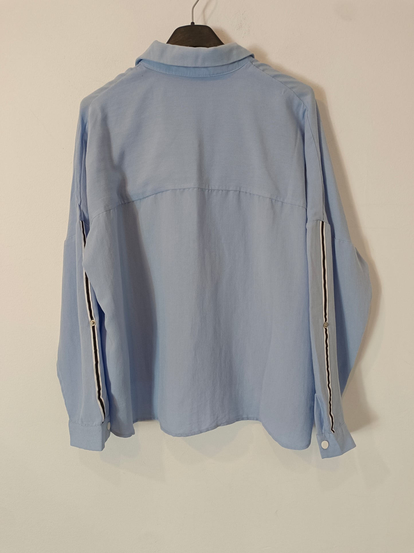 ZARA. Camisa azul detalle botones. T S
