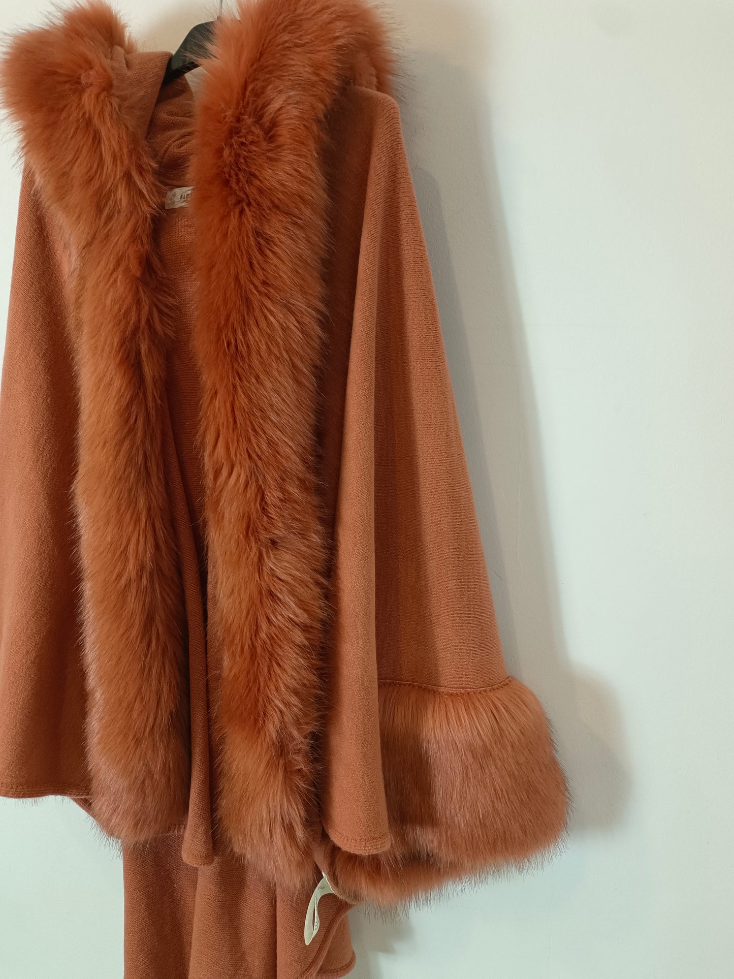 FLORENCIA. Capa con manga detalles puño y capucha. TU