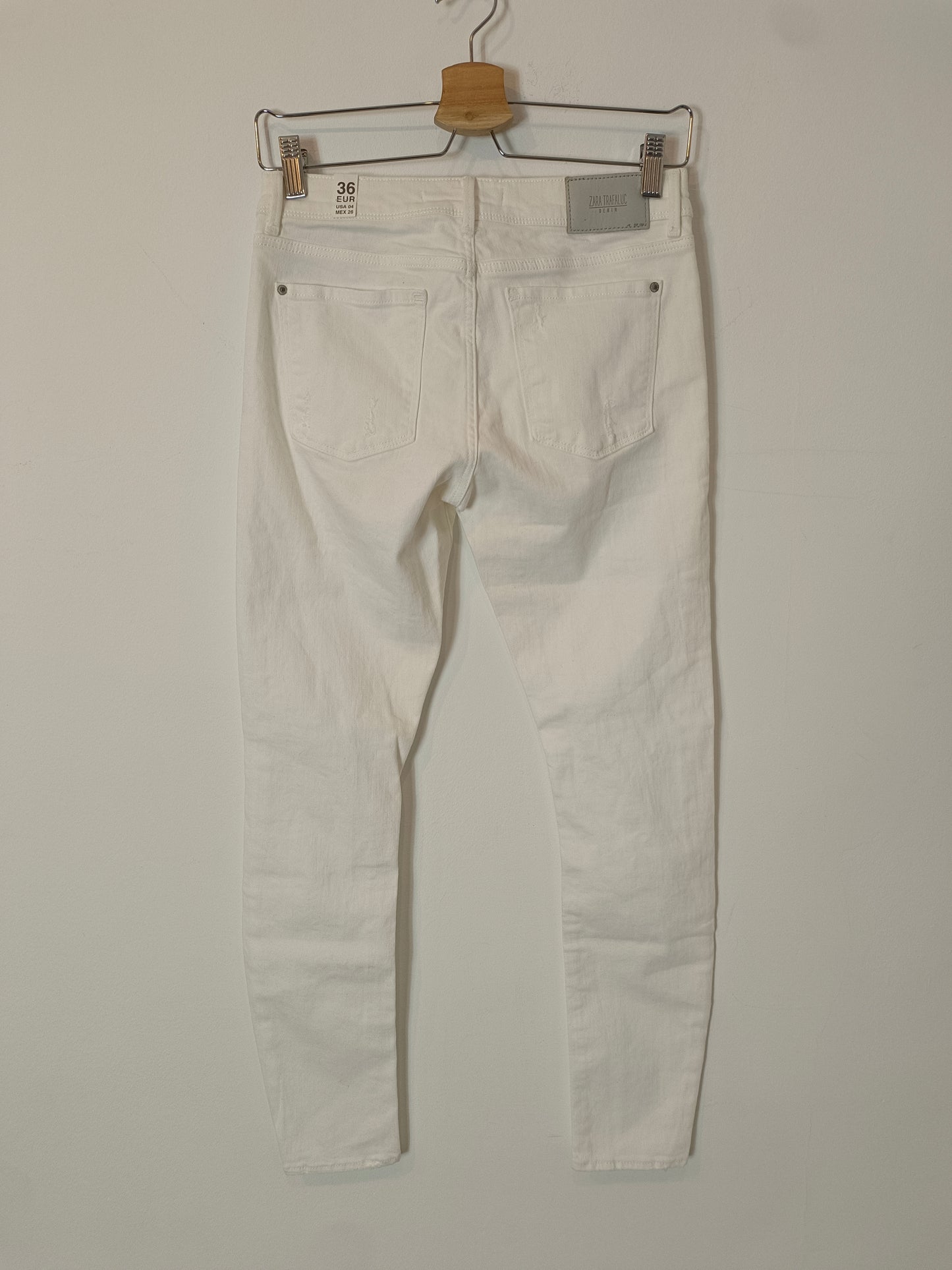 ZARA. White ripped denim trousers, size 36
