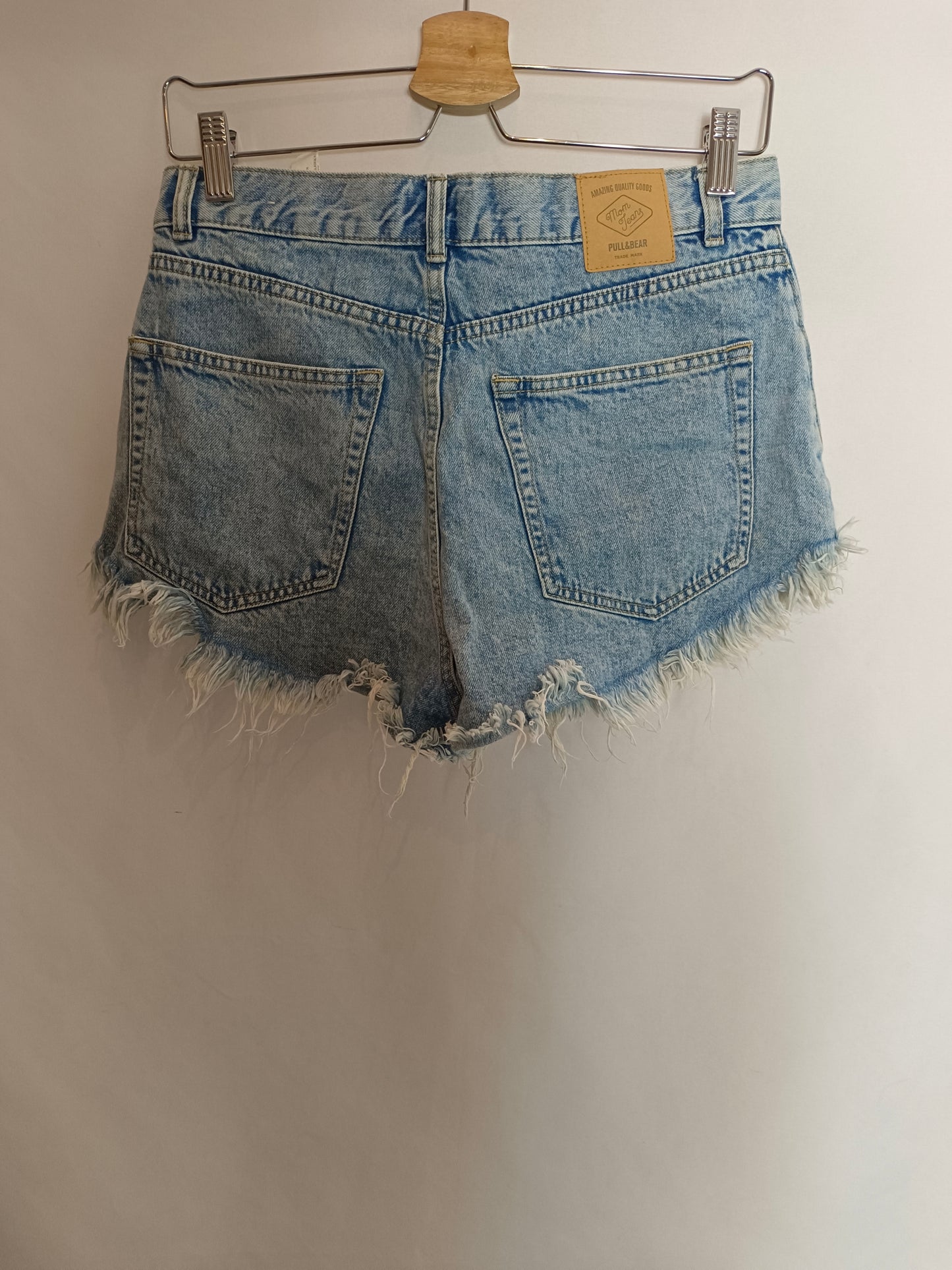 PULL&BEAR. Pantalón corto deshilachado T.38