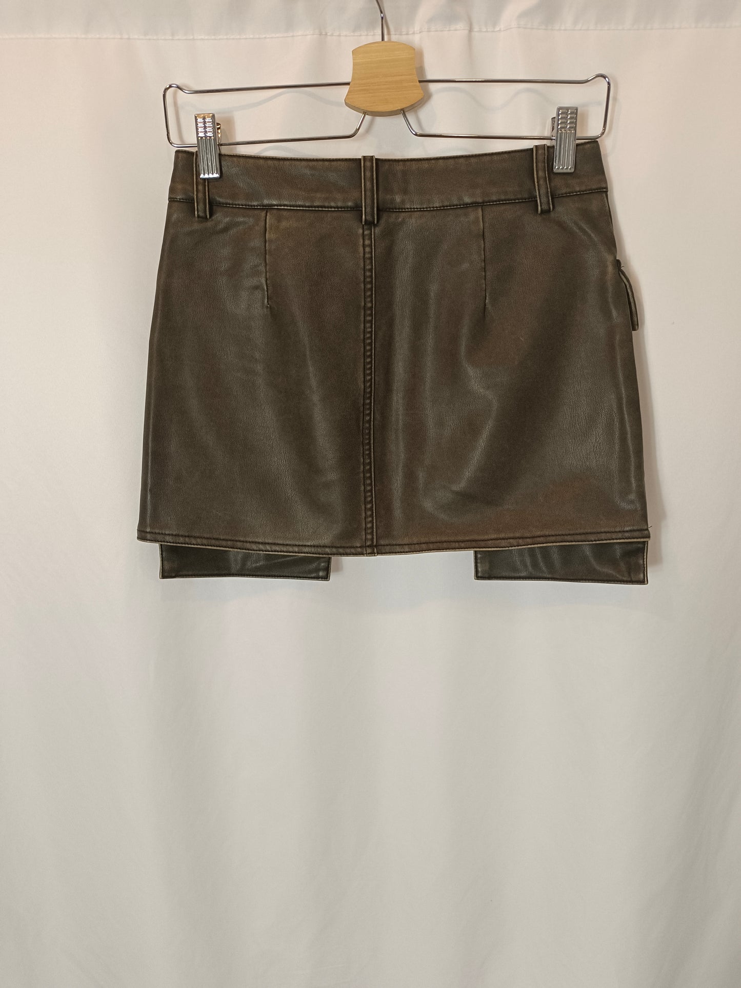 PULL&BEAR. Worn-effect faux leather skirt T.xs