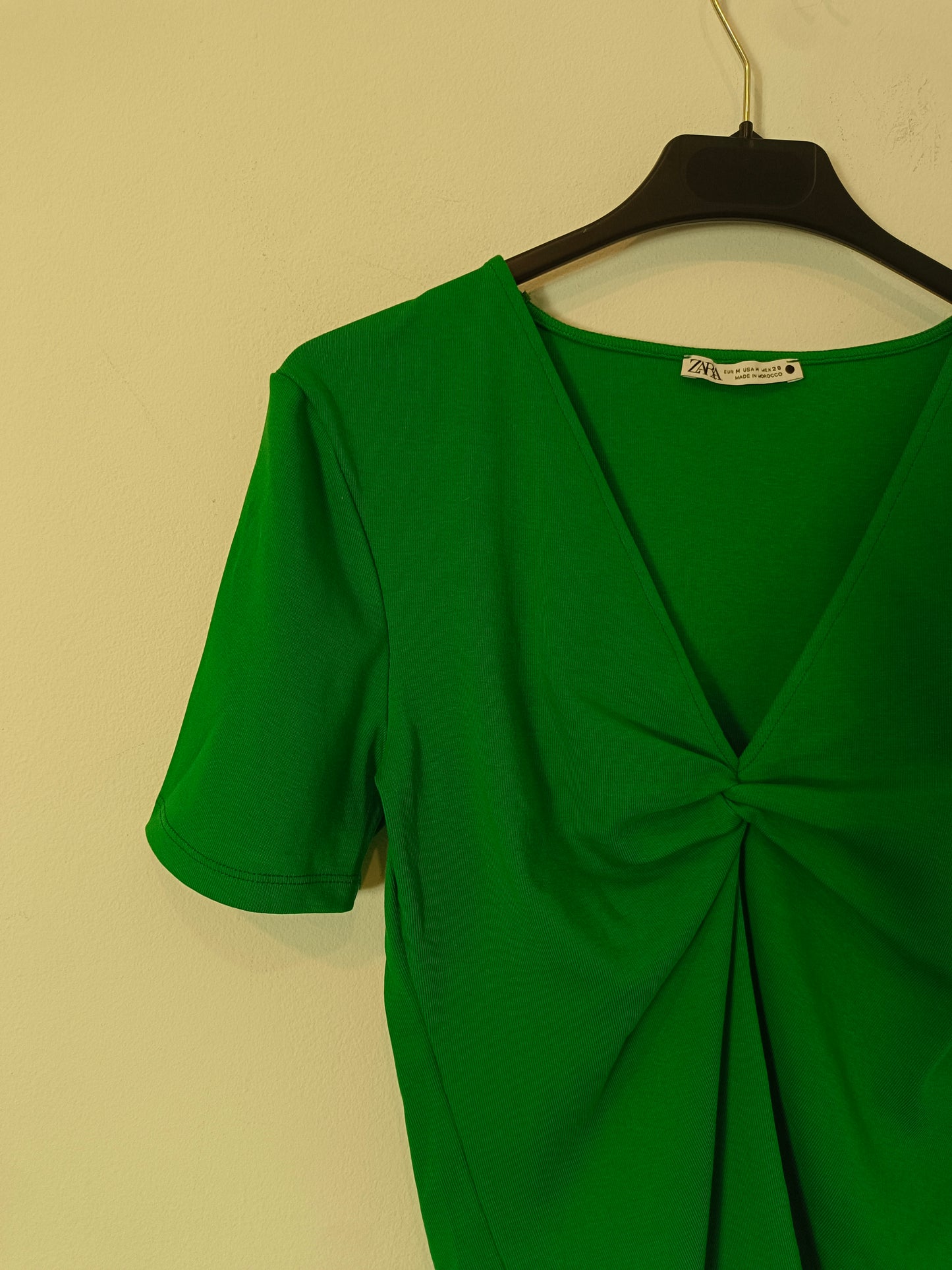 ZARA. Top verdes escote pico. T M