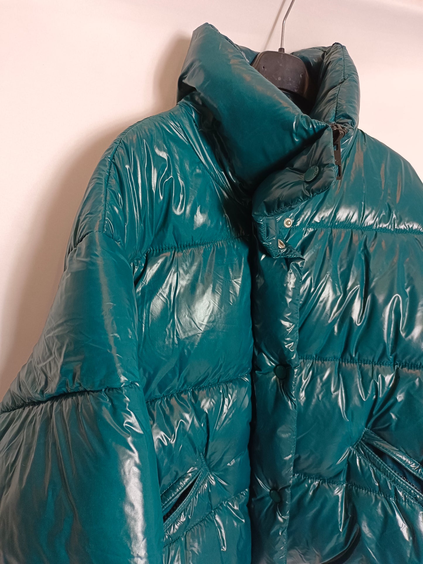 MANGO. Plumas verdee brillo TXL