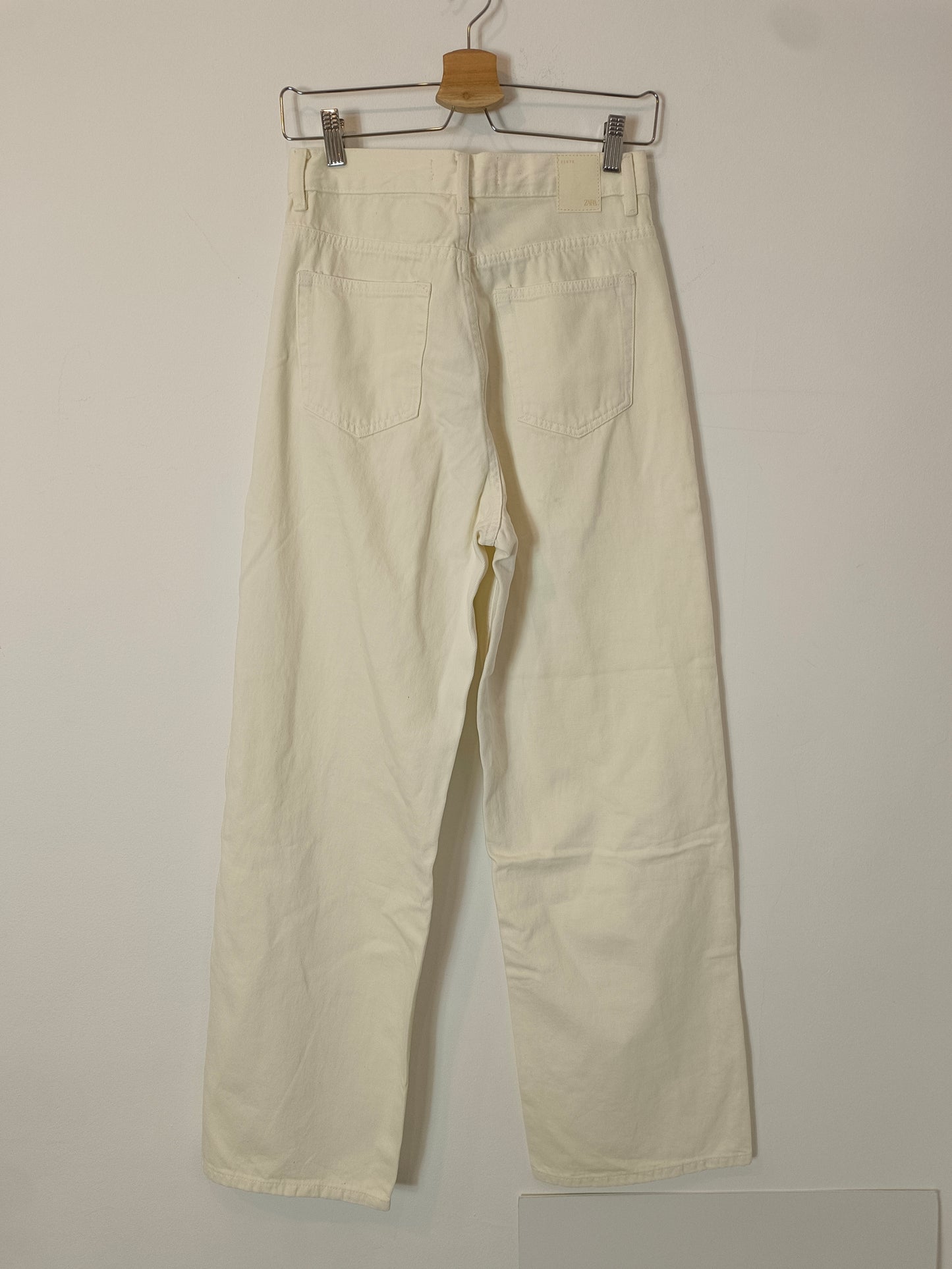 ZARA. Pantalón denim beige pinzas T.36