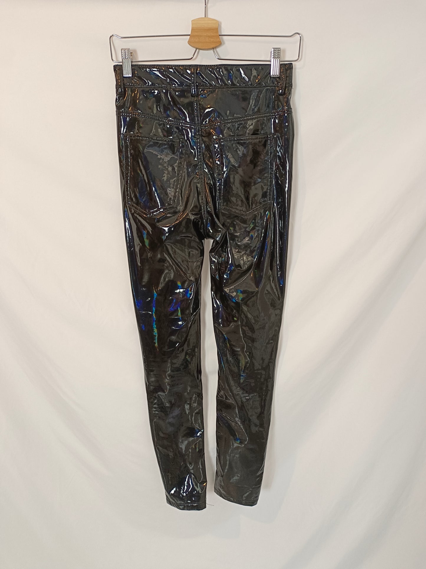 PULL&BEAR. Pantalón negro vinilo T.36