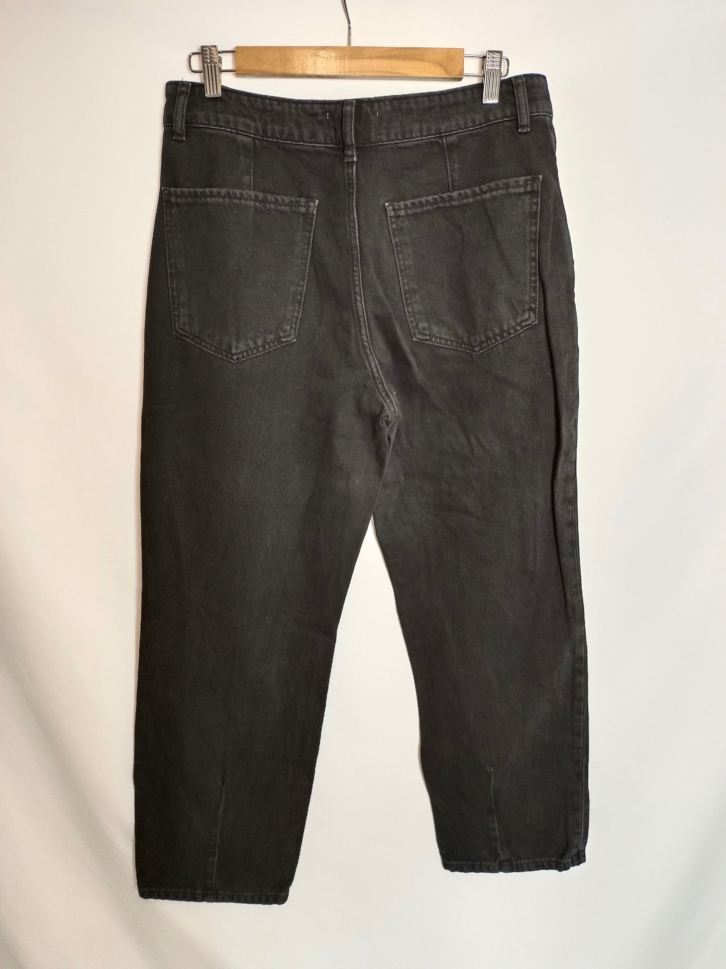 MANGO. Pantalón denim negro T.40