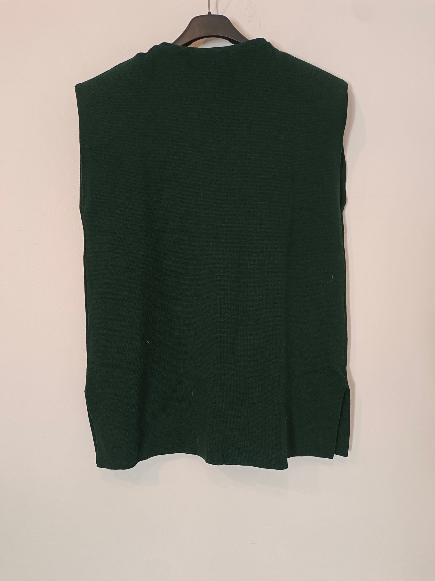 ZARA. Top verde hombreras T.m
