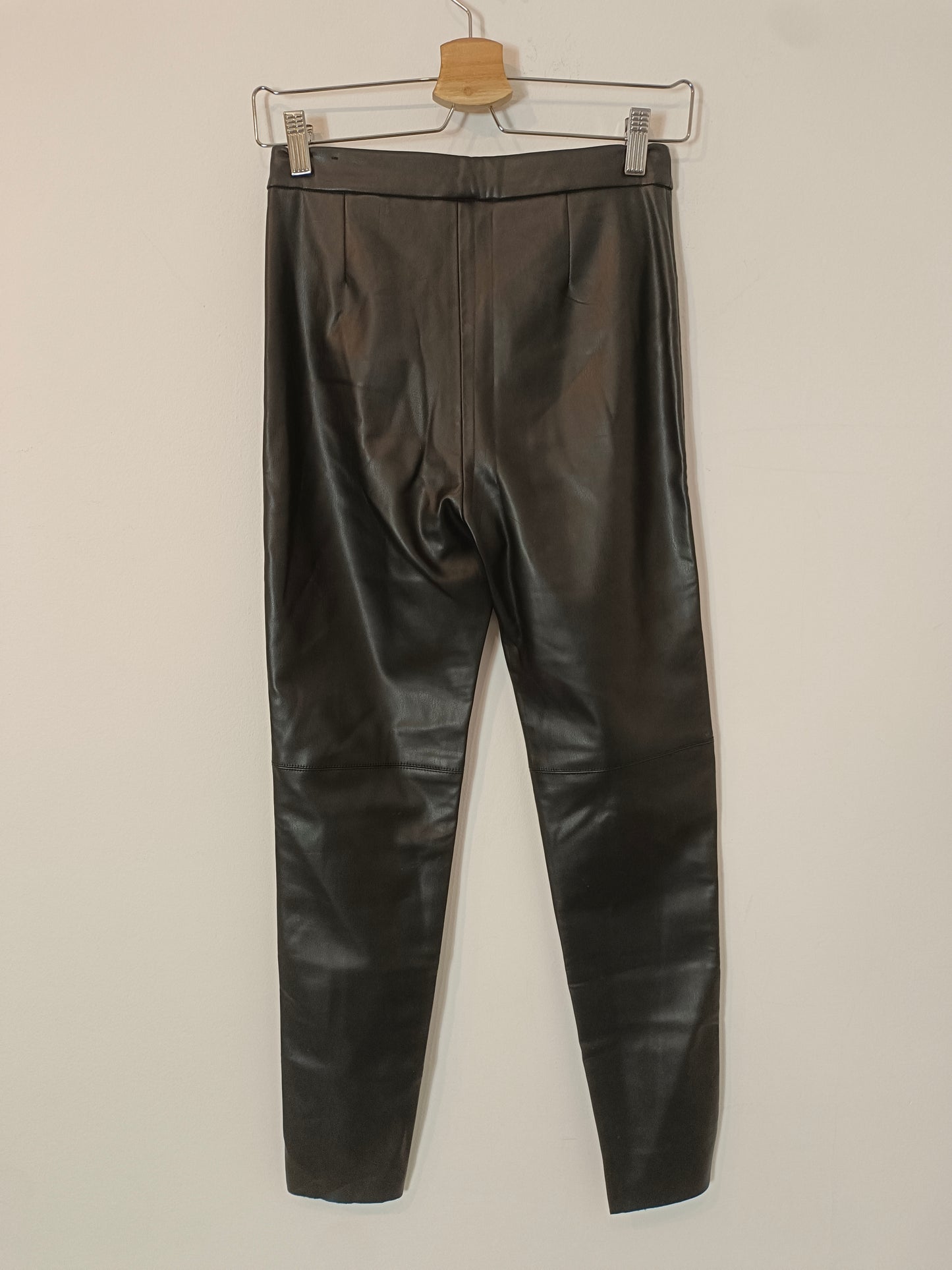 ZARA. Pantalón estilo leggins efecto piel T.xs