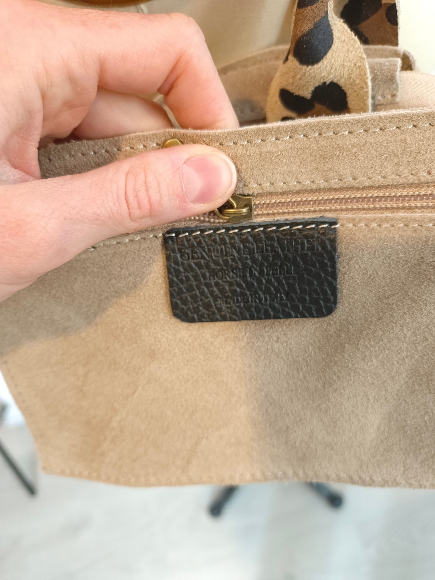 OTRAS. Bolso piel detalles animal print