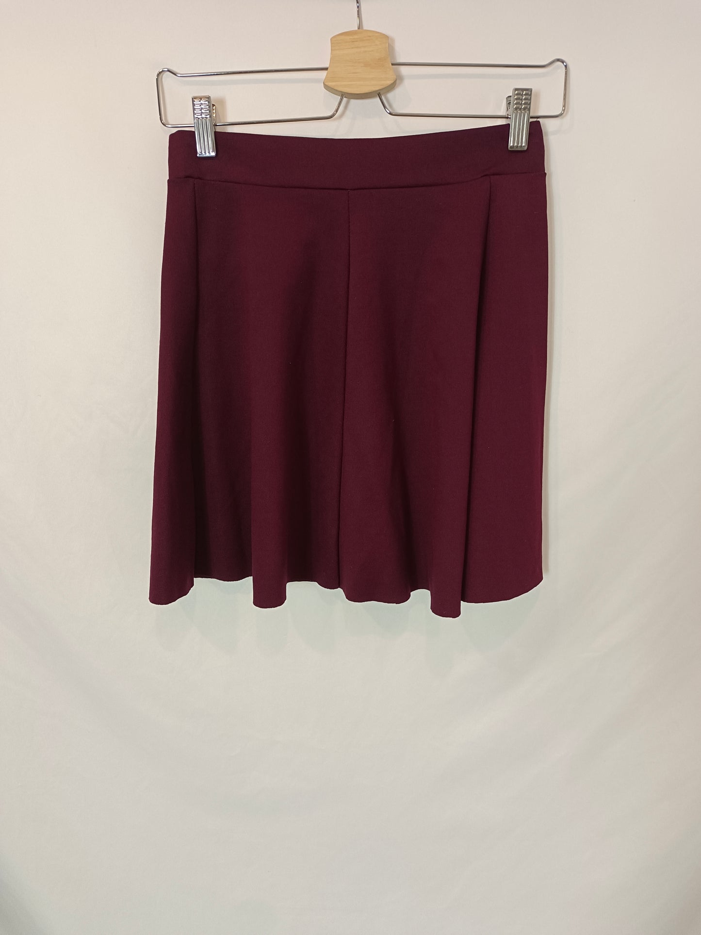 BERSHKA. falda corta burdeos T.m