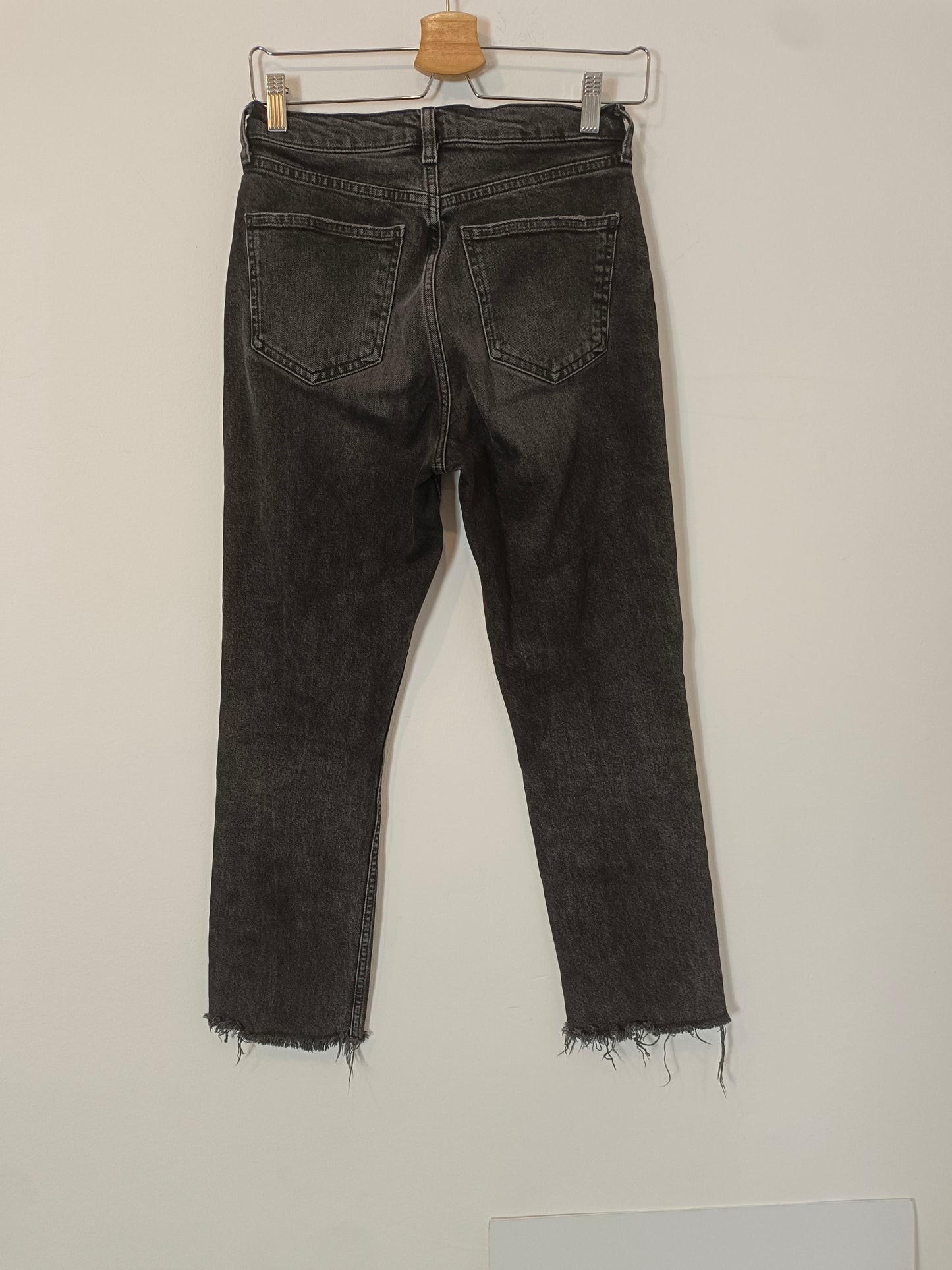 ZARA. Pantalón denim negro T.36