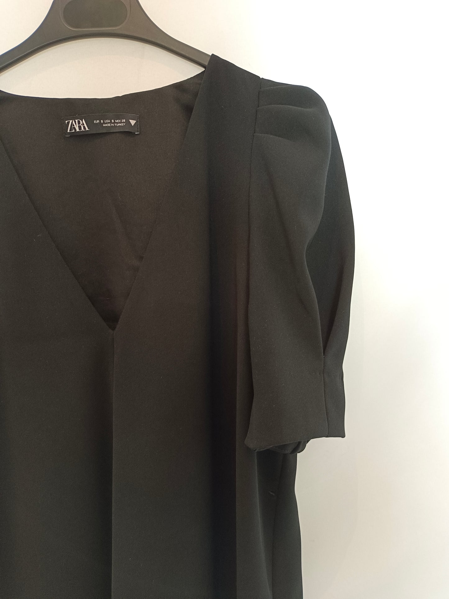 ZARA. Vestido corto negro T.s