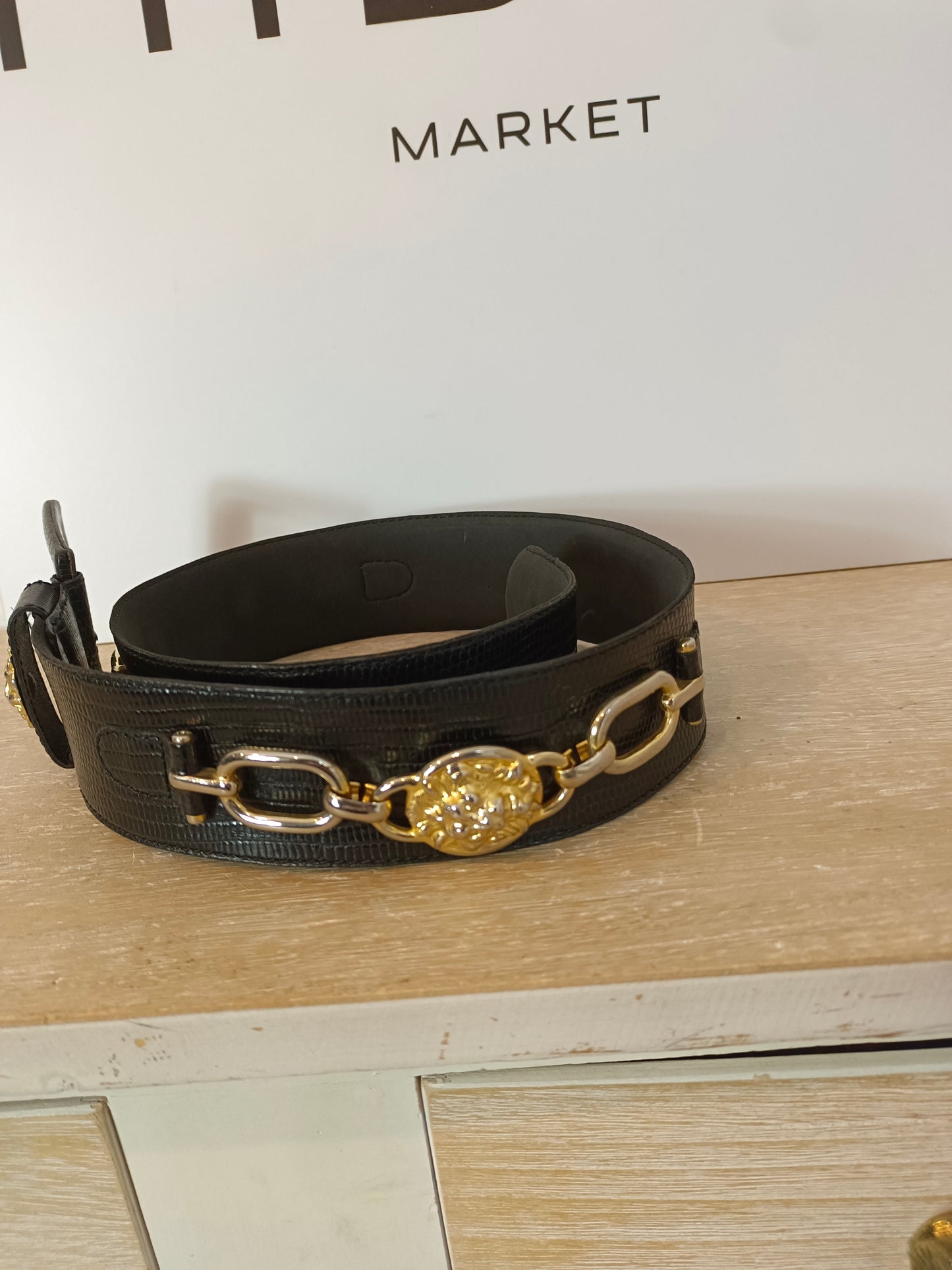 OTHERS. Black belt with gold details