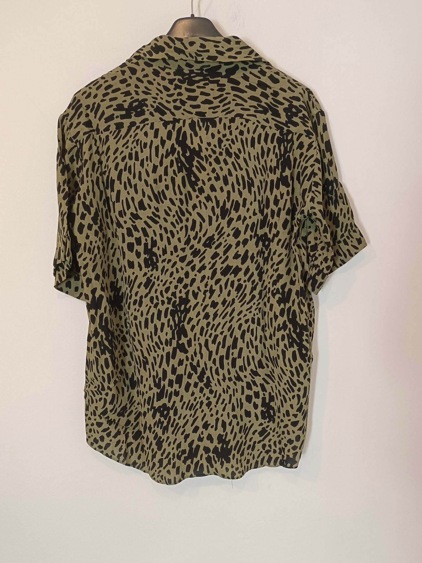 ZARA. Blusa verde animal print T.xs