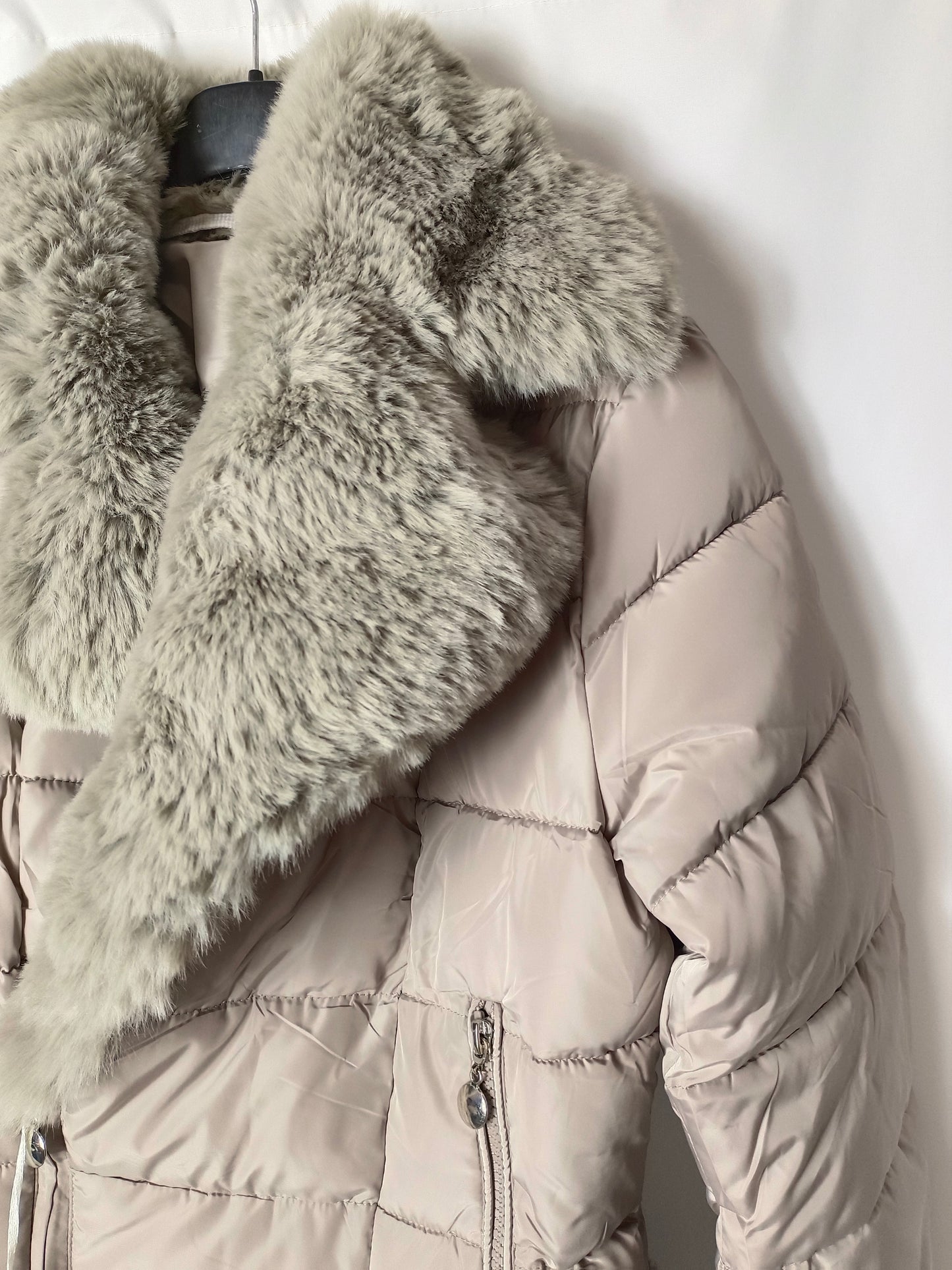 MINORITY. plumas beige con pelo T.m