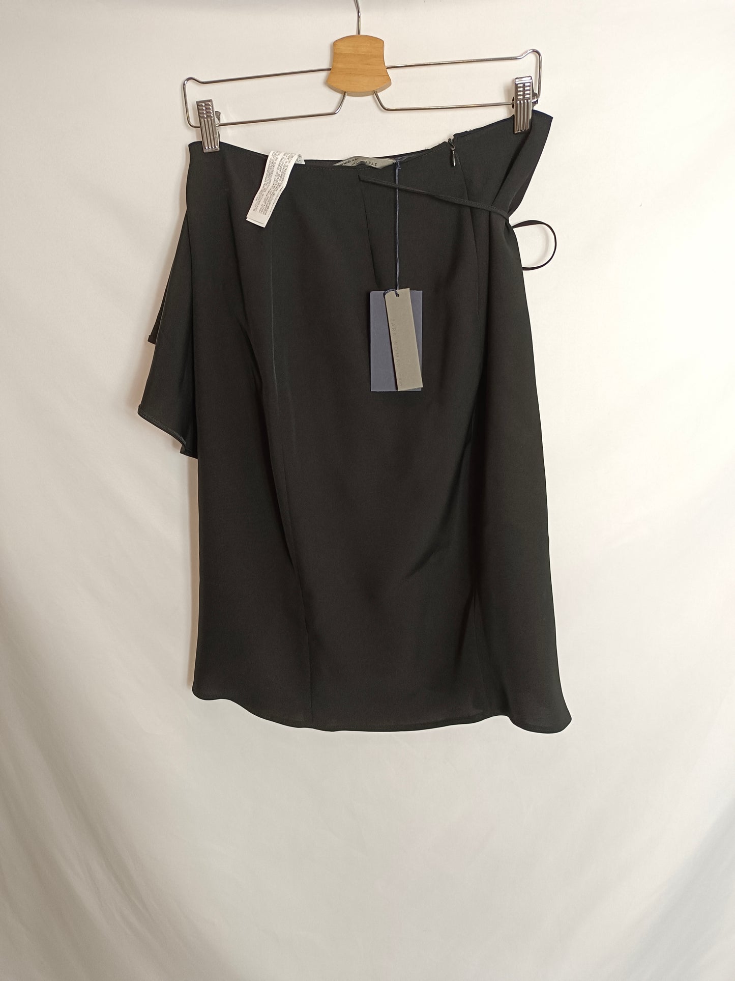 ZARA. falda negra volante T.m