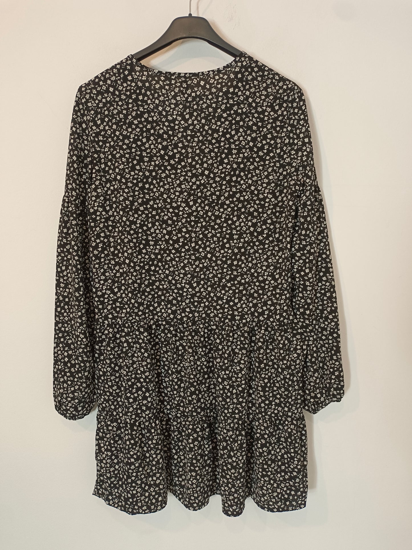 H&M. Vestido corto negro flores blanca T.xs