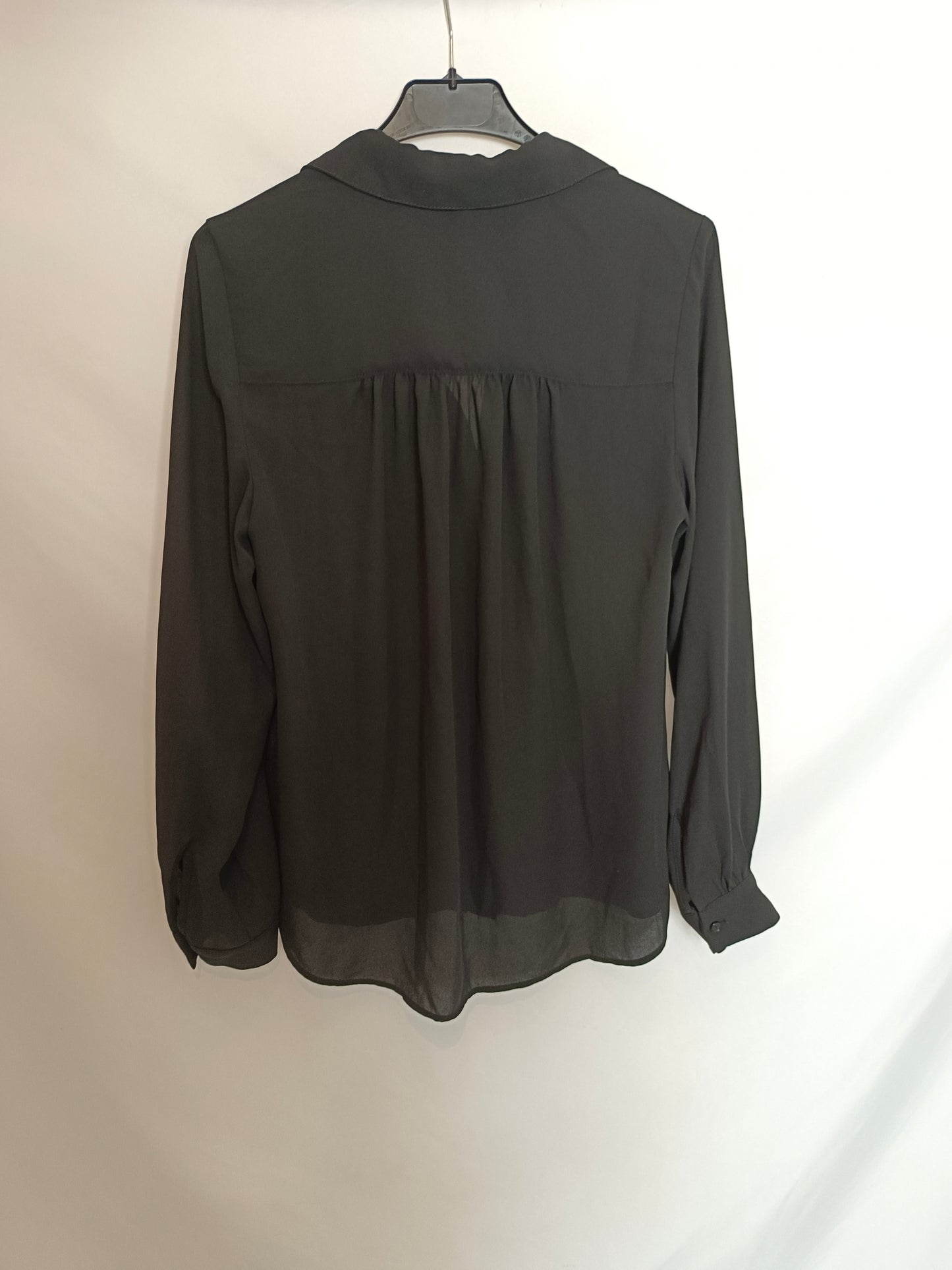 H&M. Blusa negra básica T.36