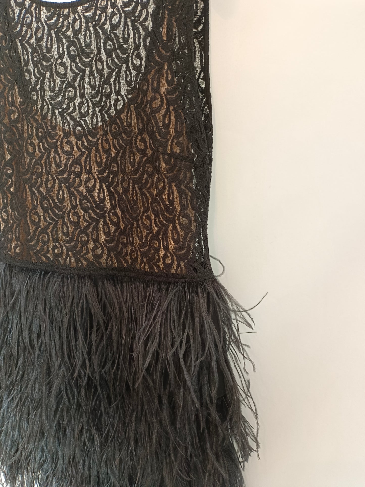 ZARA. Vestido corto plumas T.xs