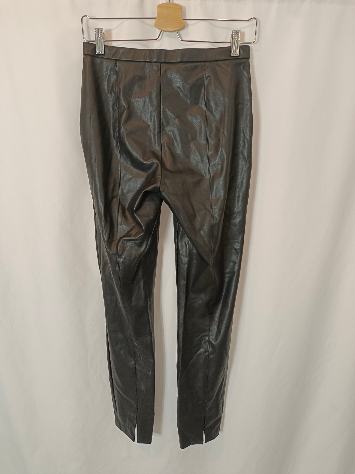 ZARA. Pantalón efecto piel negro T.s