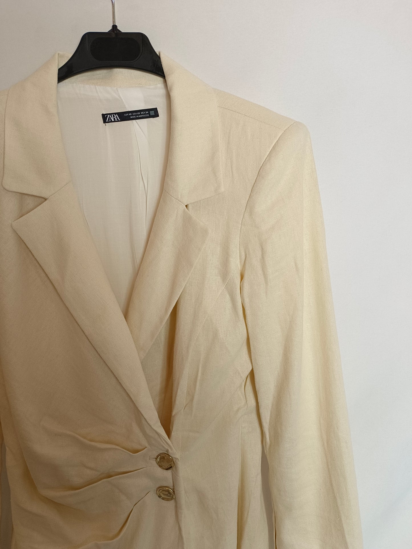 ZARA. Vestido beige cruzado T.xs